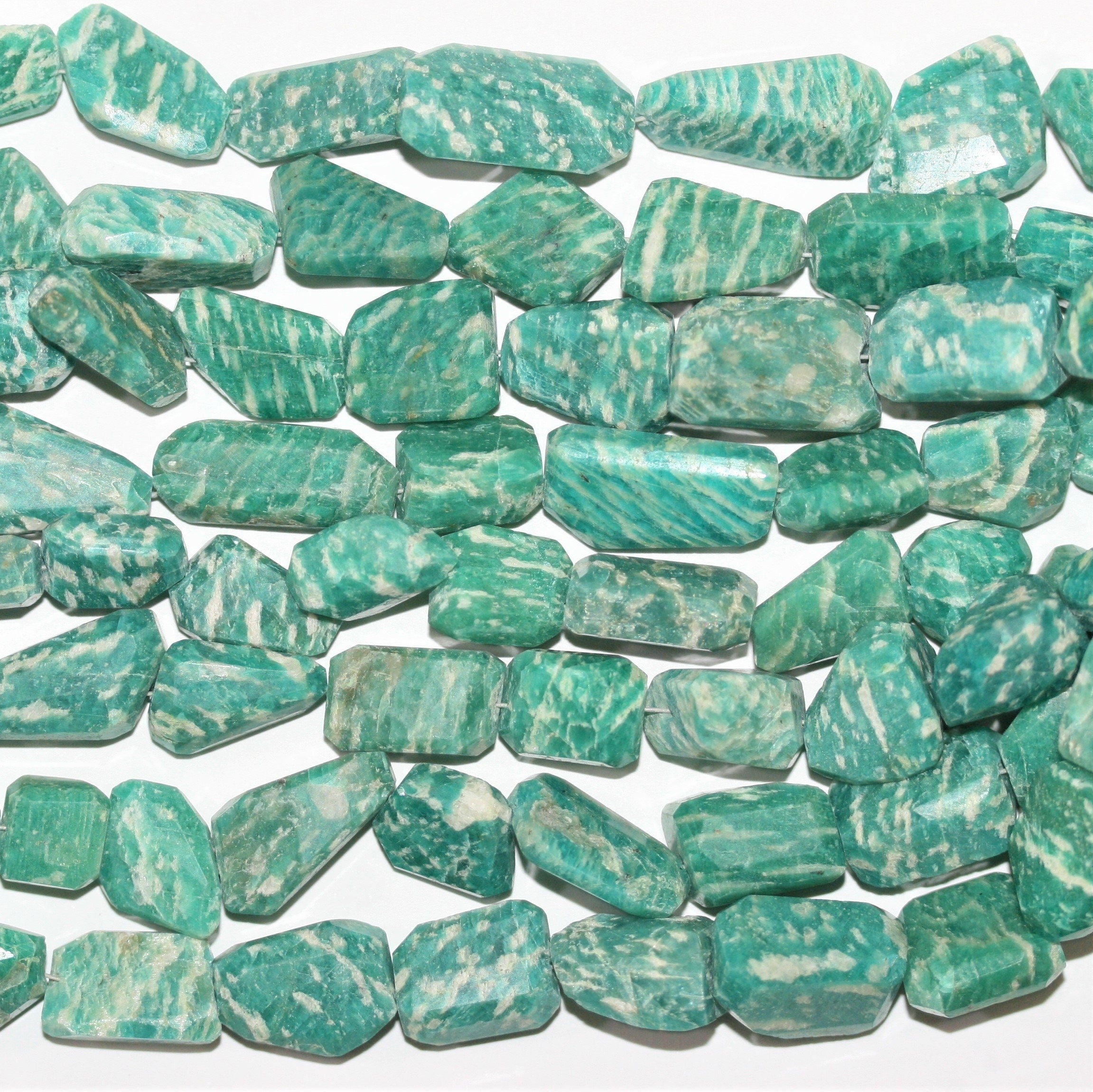 Cuentas de pepitas facetadas irregulares de amazonita rusa de 16" de St., 20 x 12-12 x 6 mm, aprox., hilo de 40 cm.