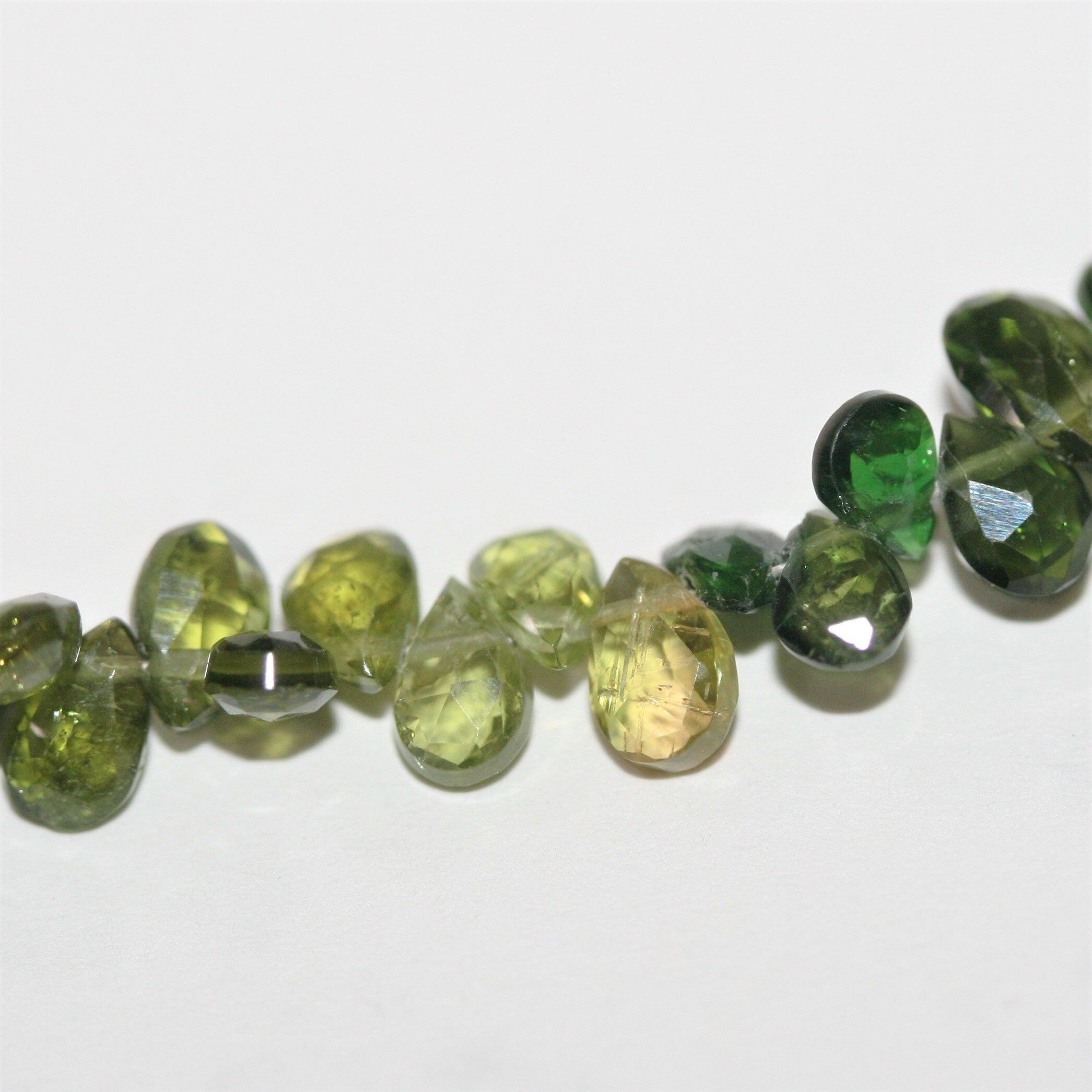 Cuentas facetadas de turmalina verde St. de 7", 5 x 3 mm. Aprox. - Hilo de 19 cm.