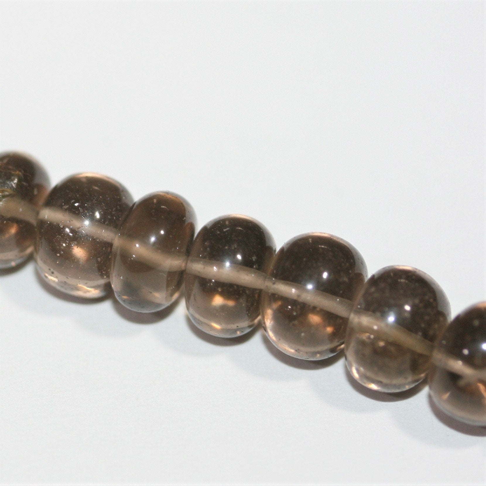 Cuentas redondas lisas graduadas de cuarzo ahumado de 18" de 6 x 5-9 x 6 mm, hilo de 46 cm.