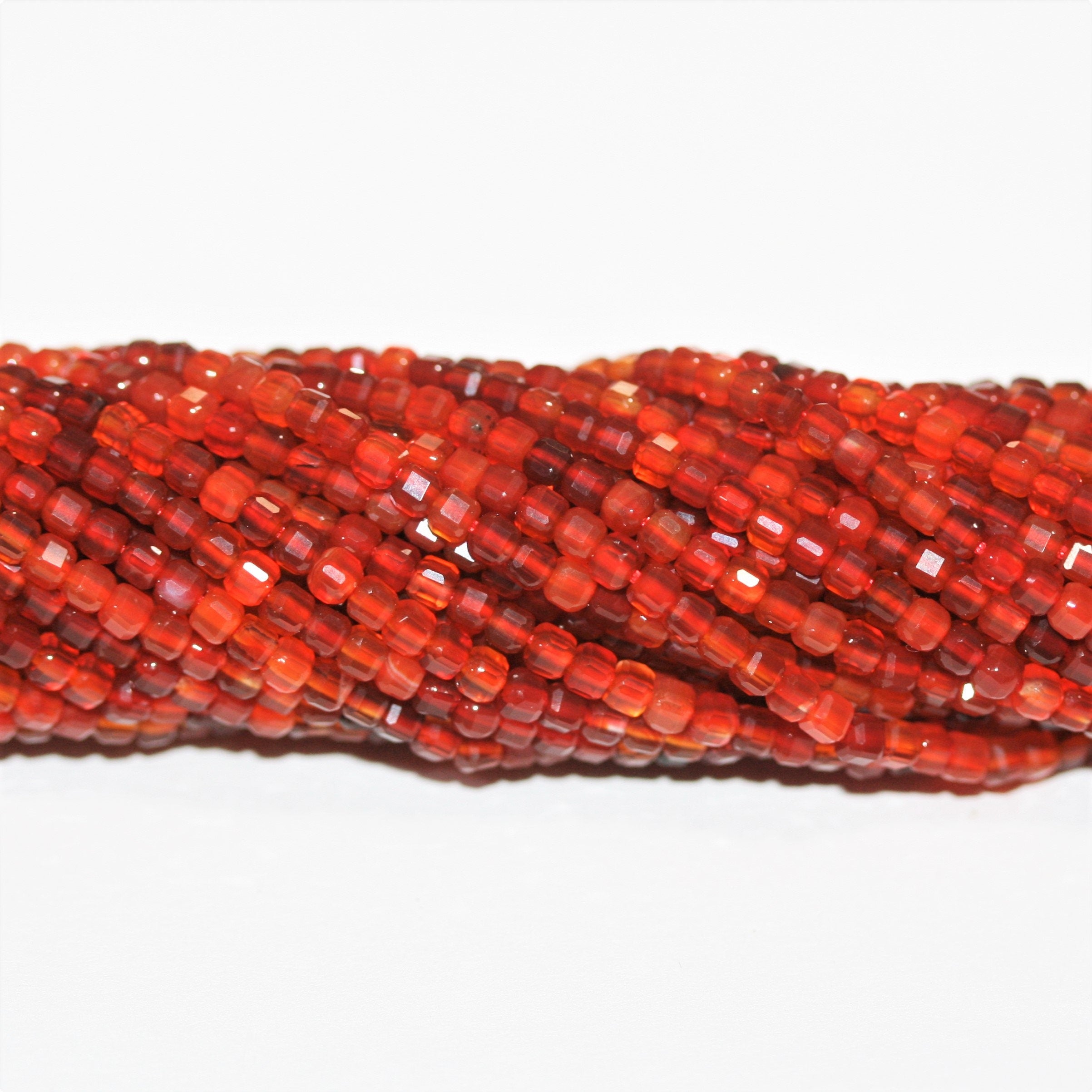 16" Cuentas de Cubo Facetadas de Cornalina Santa 2mm.-Hilo 40cm.