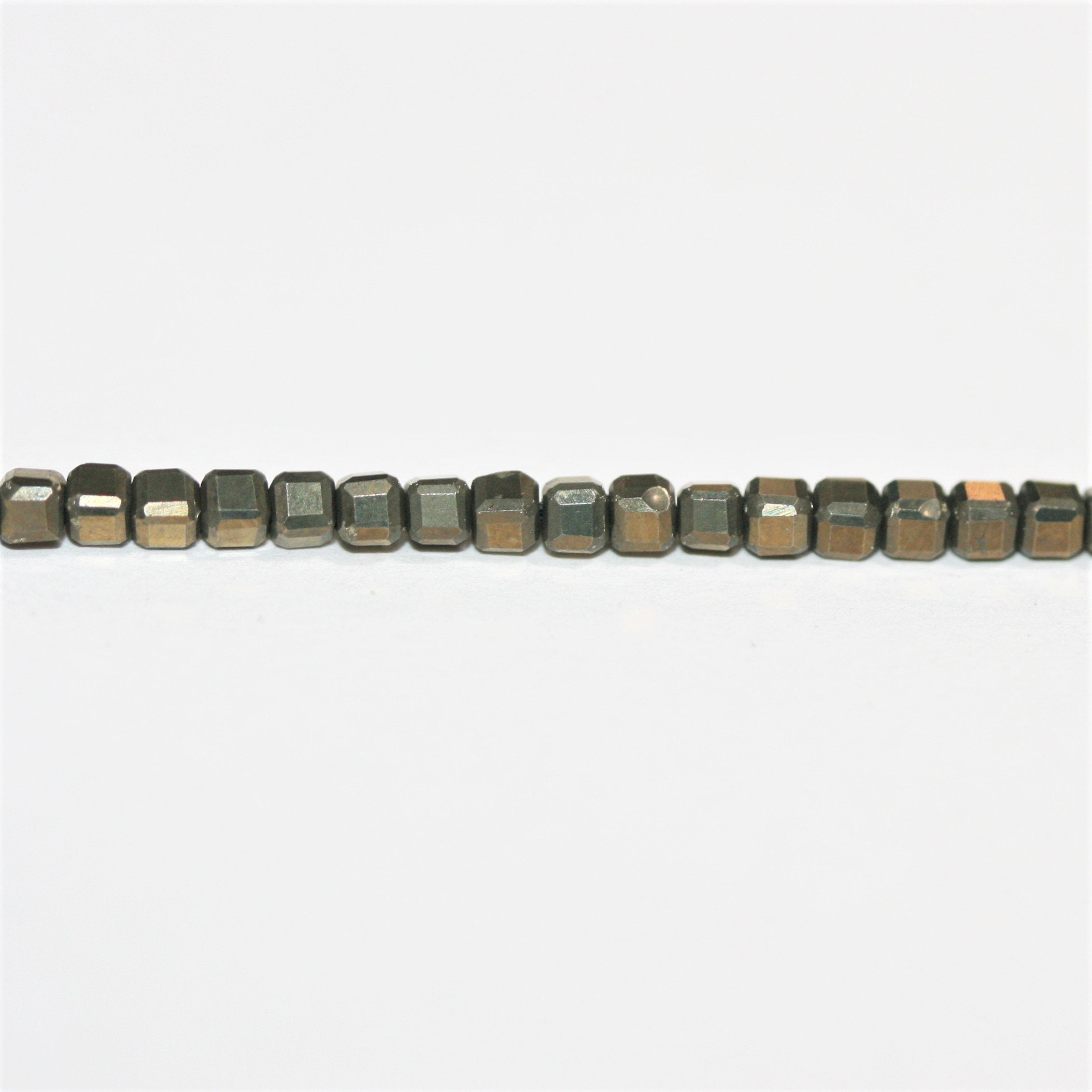 16" Cuentas de Cubo Facetadas de Pirita Santa 2mm.-Hilo 40cm.