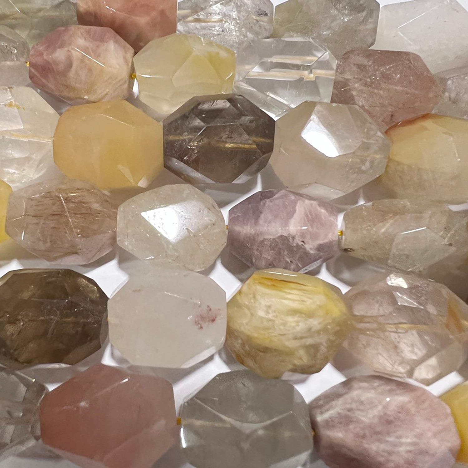 Cuentas facetadas de cuarzo rutilado de 16" (18 x 16 mm). Longitud aproximada: 40 cm.