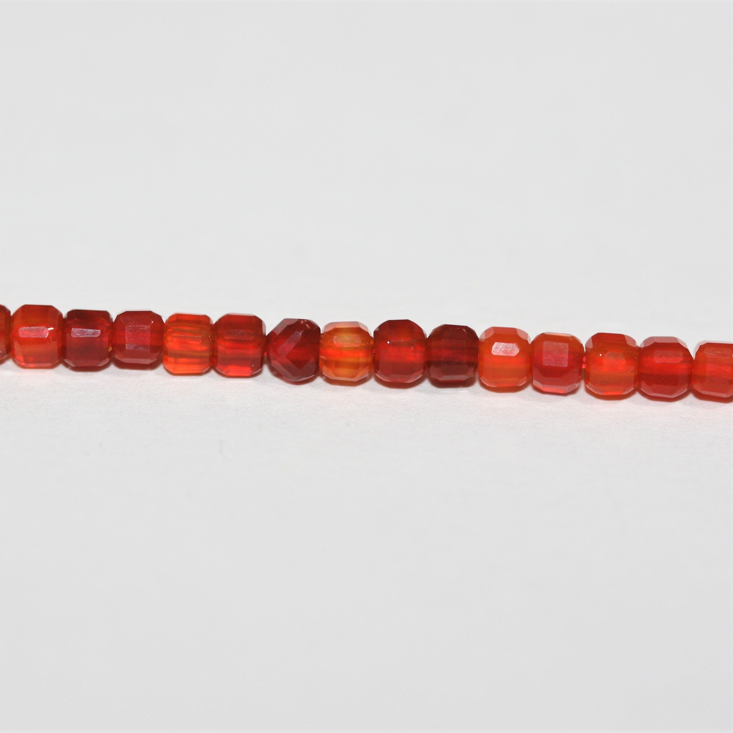 16" Cuentas de Cubo Facetadas de Cornalina Santa 2mm.-Hilo 40cm.