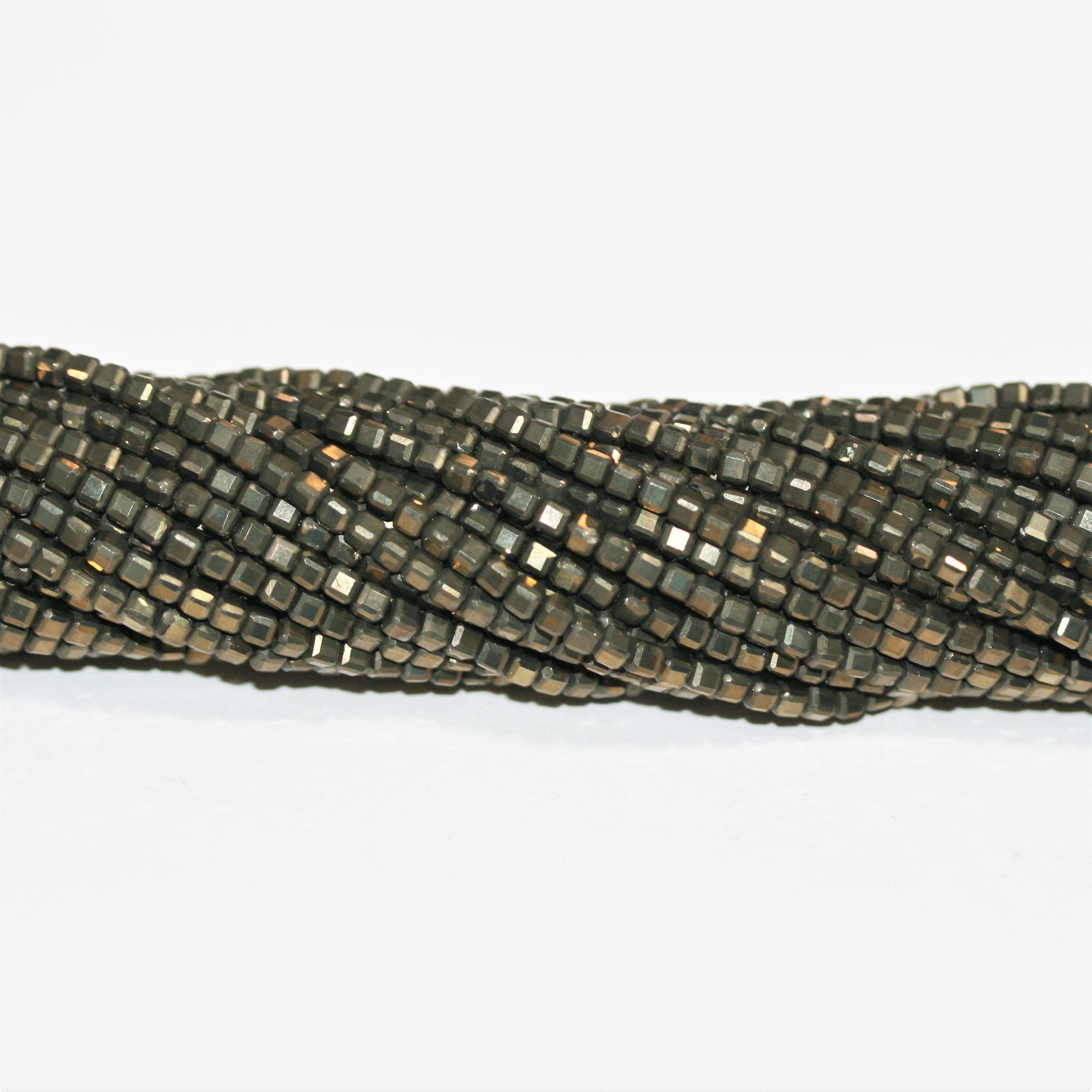 16" Cuentas de Cubo Facetadas de Pirita Santa 2mm.-Hilo 40cm.