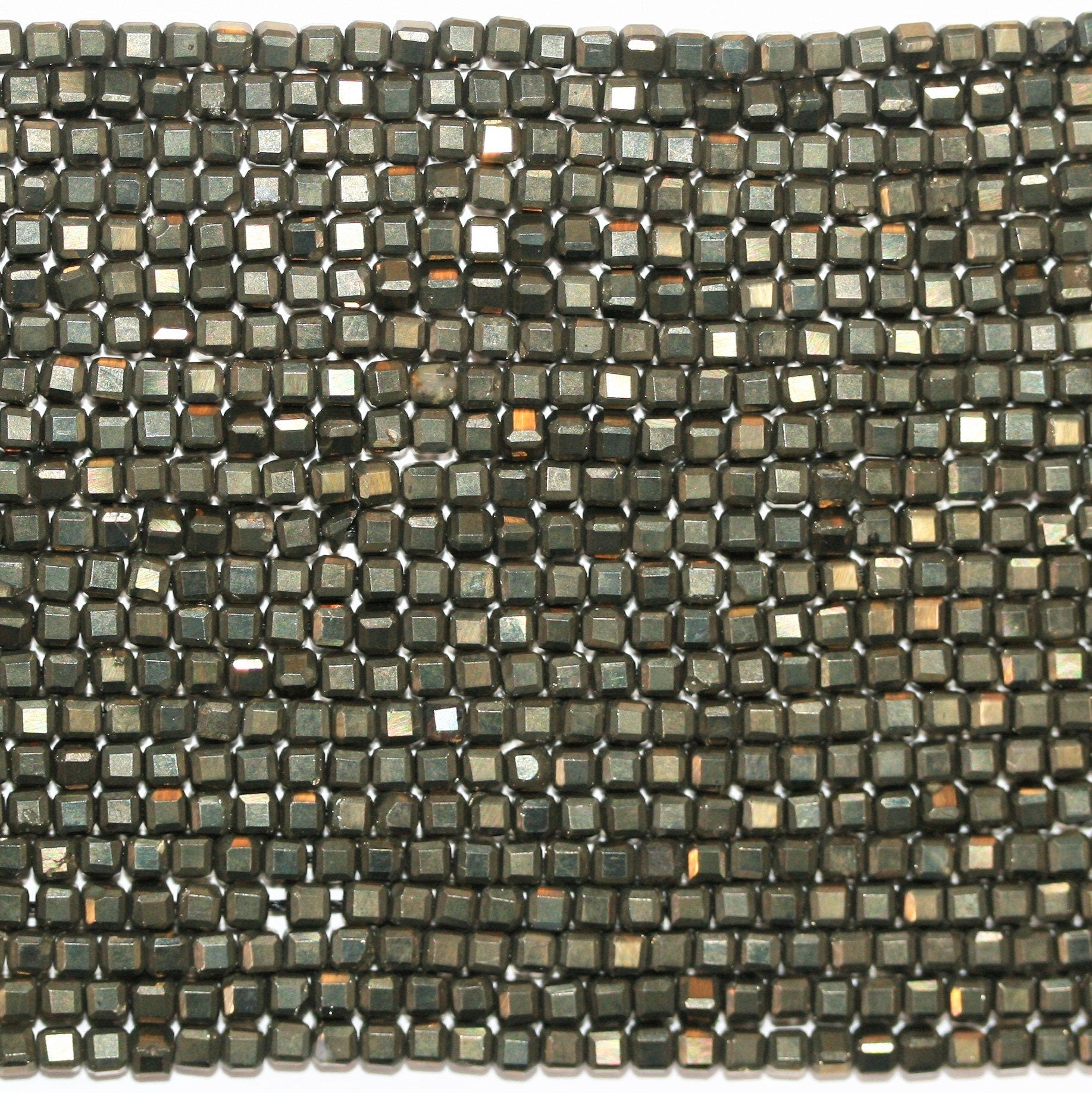 16" Cuentas de Cubo Facetadas de Pirita Santa 2mm.-Hilo 40cm.