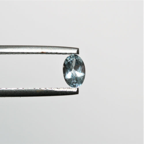 Lot de 10 pierres ovales à facettes en aigue-marine de 6 x 4 mm.