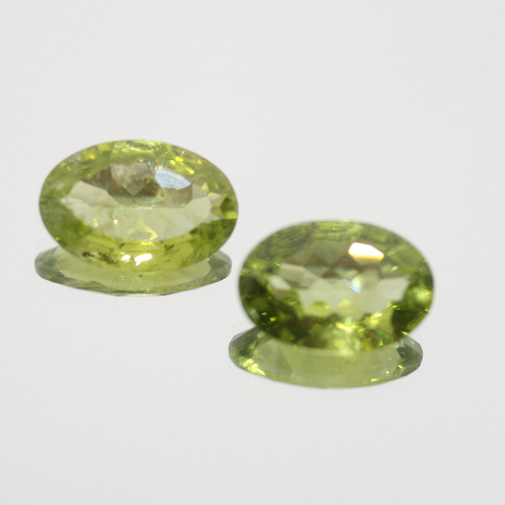 Lote de 2 peridotos facetados ovalados de 12 x 8 mm. Verde olivino.