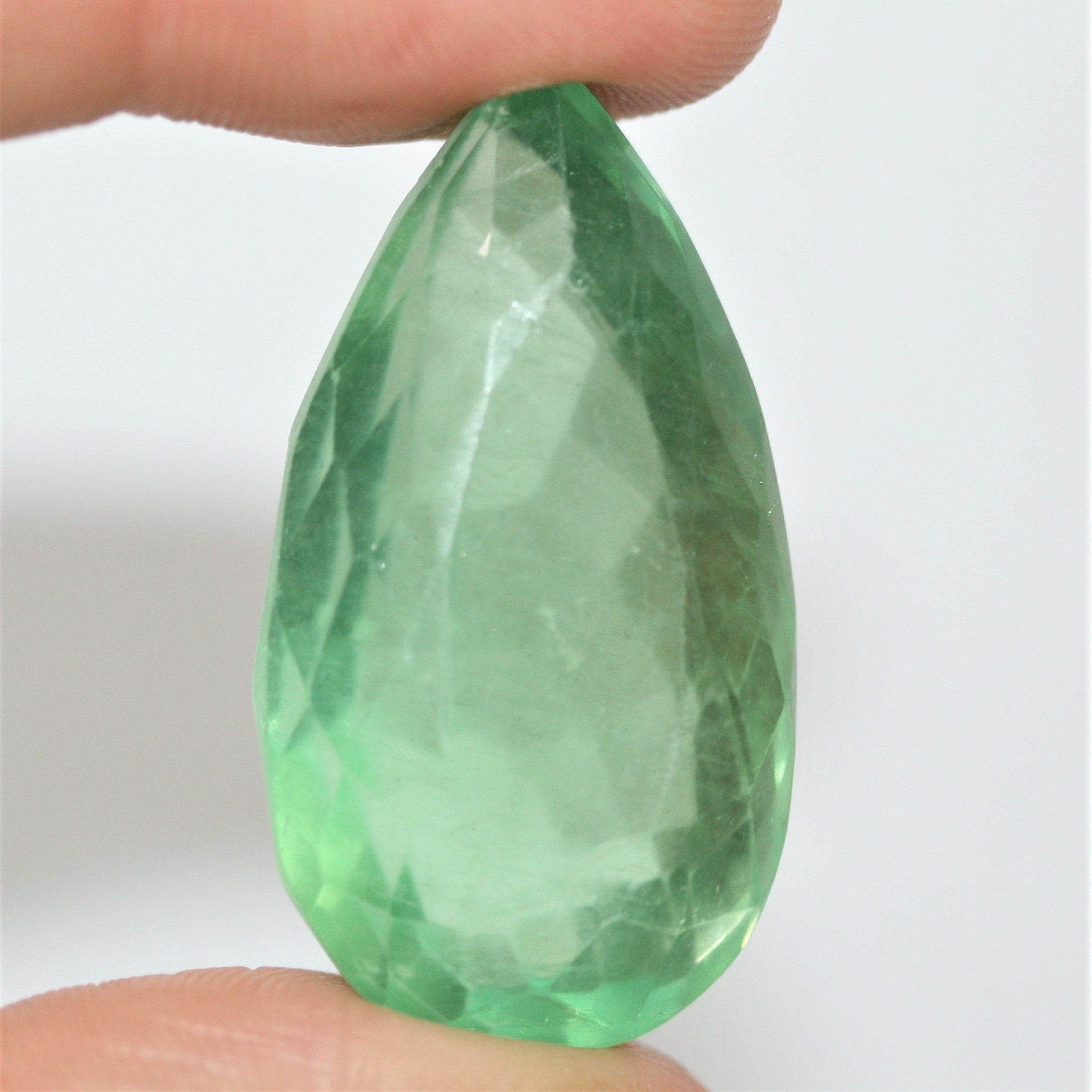 Fluorita verde grande natural talla pera facetada de 36,2 x 19,2 mm (90,5 ct). Gemas naturales sin tratar. Pieza única.