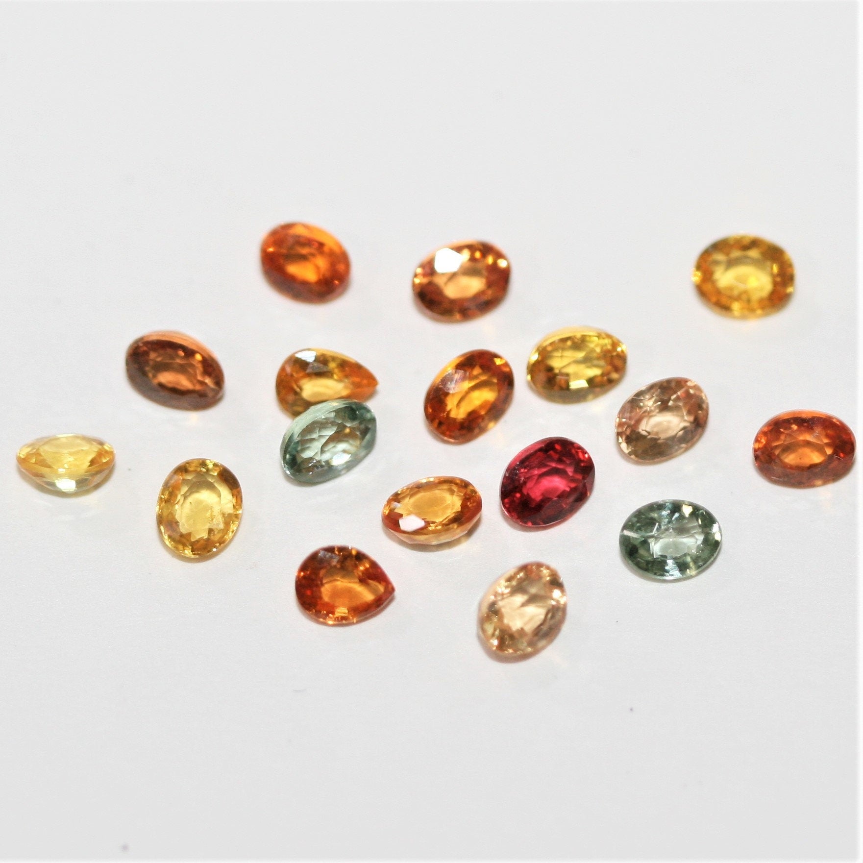 Lote de 17 piezas de zafiro facetado ovalado de 4x3 mm. apox. (5 ct.).- Ref: 007L