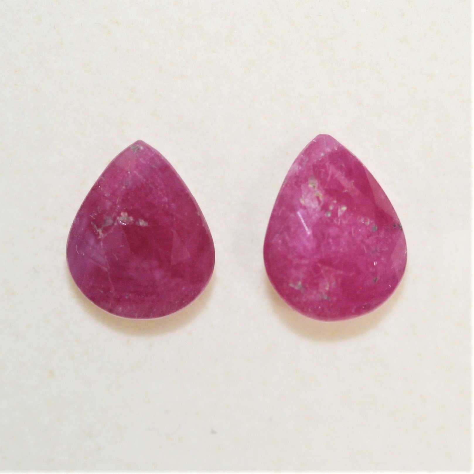 Lot de rubis facettés en forme de goutte, 10 x 8 mm (5,7 ct) - 1 paire - Réf. : 051LO