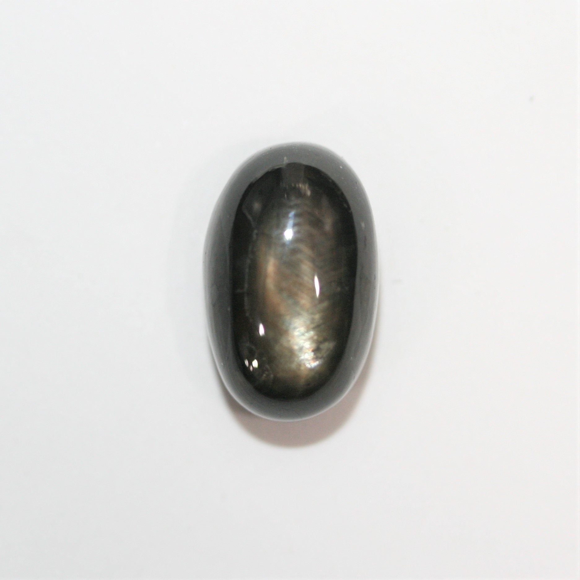 Saphir étoilé noir, cabochon ovale, 13,3 x 8,3 mm (10,21 ct).
