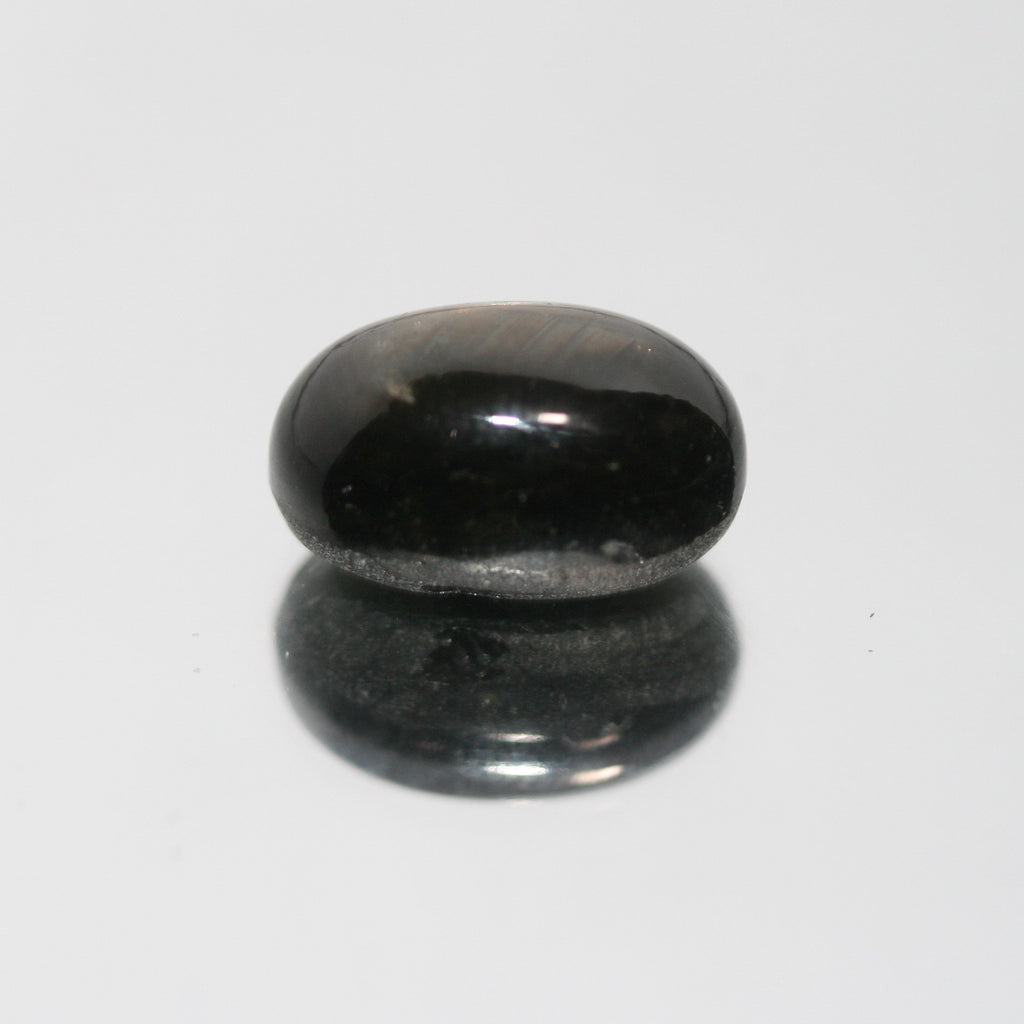 Saphir étoilé noir, cabochon ovale, 13,3 x 8,3 mm (10,21 ct).
