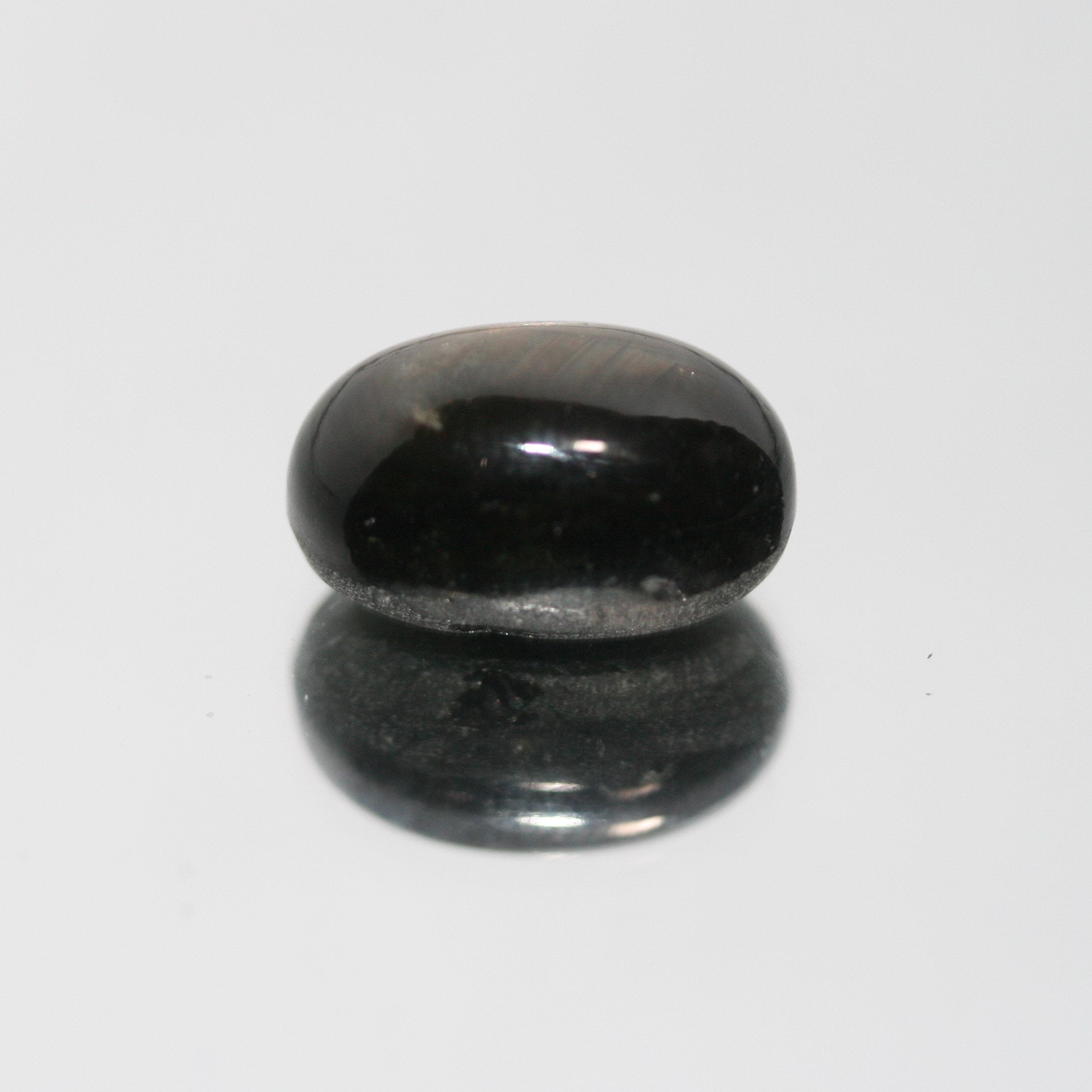 Saphir étoilé noir, cabochon ovale, 13,3 x 8,3 mm (10,21 ct).