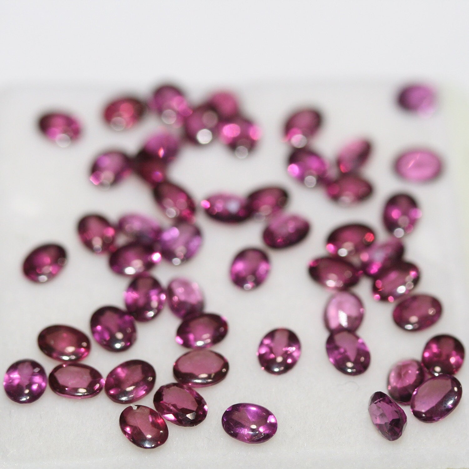 Lot de grenats rhodolite ovales bombés à facettes 4x3mm (10 ct).