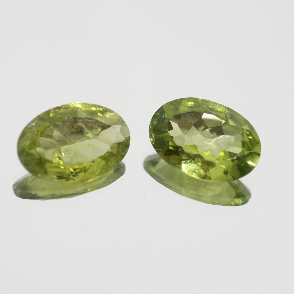 Lote de 2 peridotos facetados ovalados de 12 x 8 mm. Verde olivino.