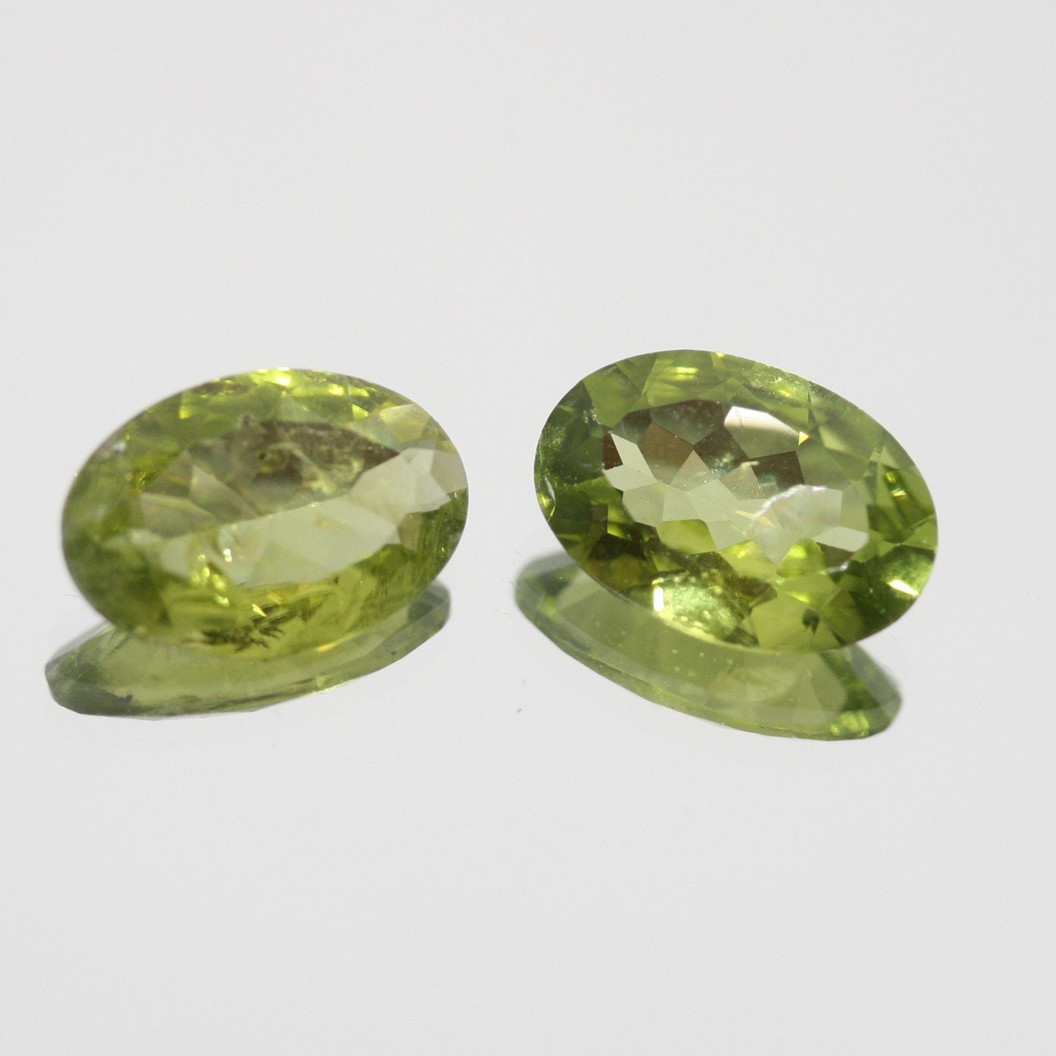Lote de 2 peridotos facetados ovalados de 12 x 8 mm. Verde olivino.