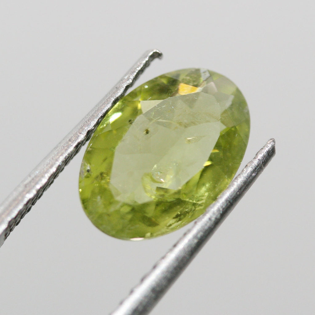Lote de 2 peridotos facetados ovalados de 12 x 8 mm. Verde olivino.