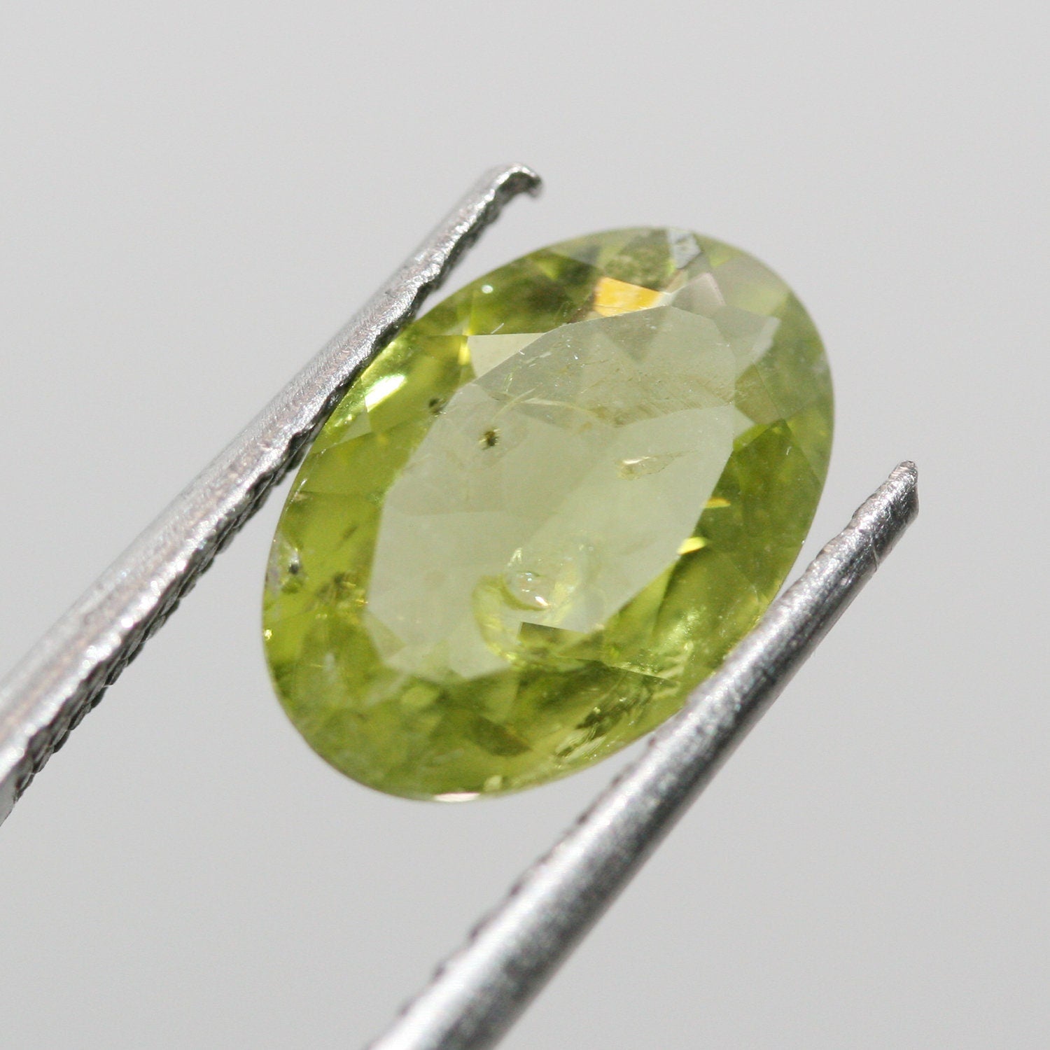 Lote de 2 peridotos facetados ovalados de 12 x 8 mm. Verde olivino.