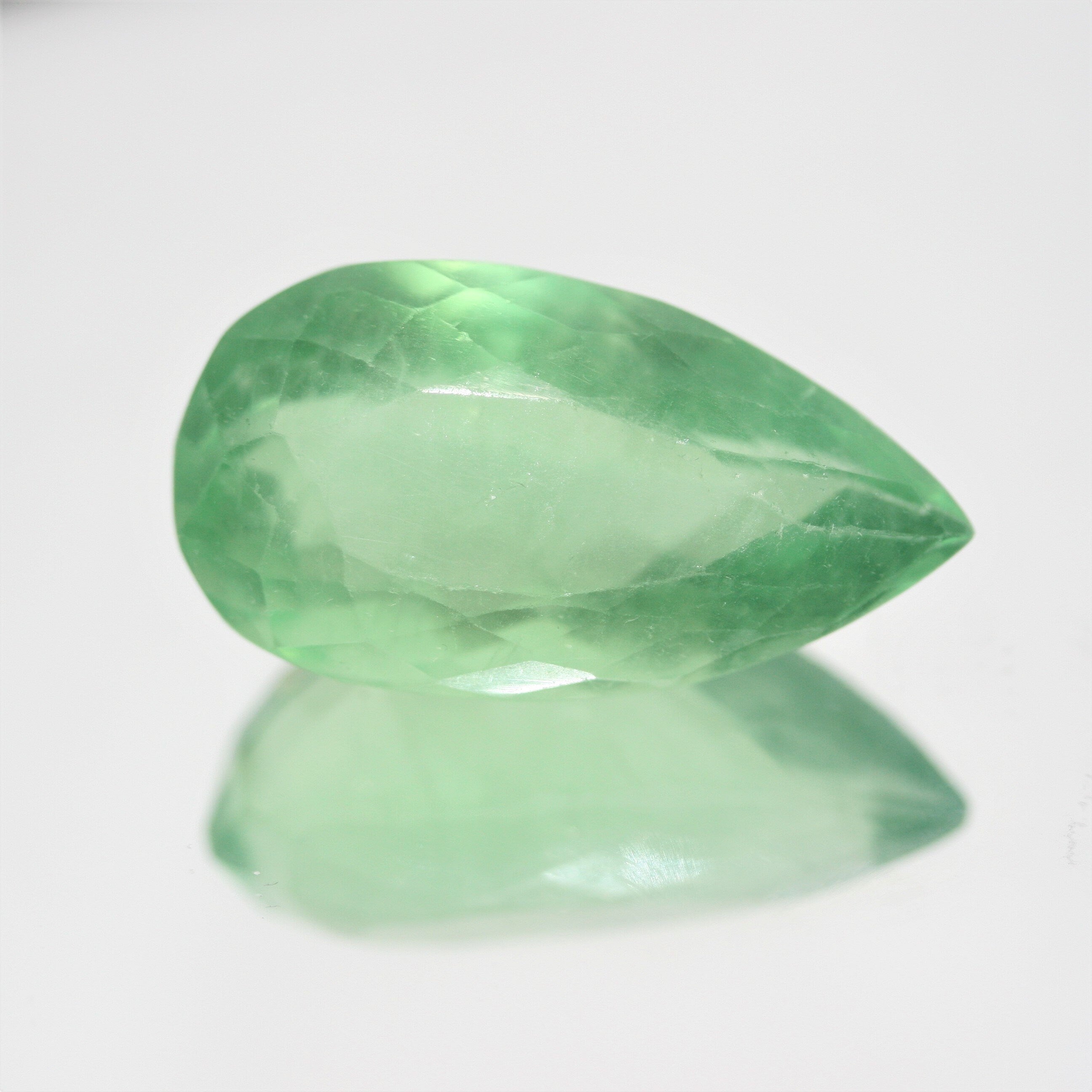 Fluorita verde grande natural talla pera facetada de 36,2 x 19,2 mm (90,5 ct). Gemas naturales sin tratar. Pieza única.