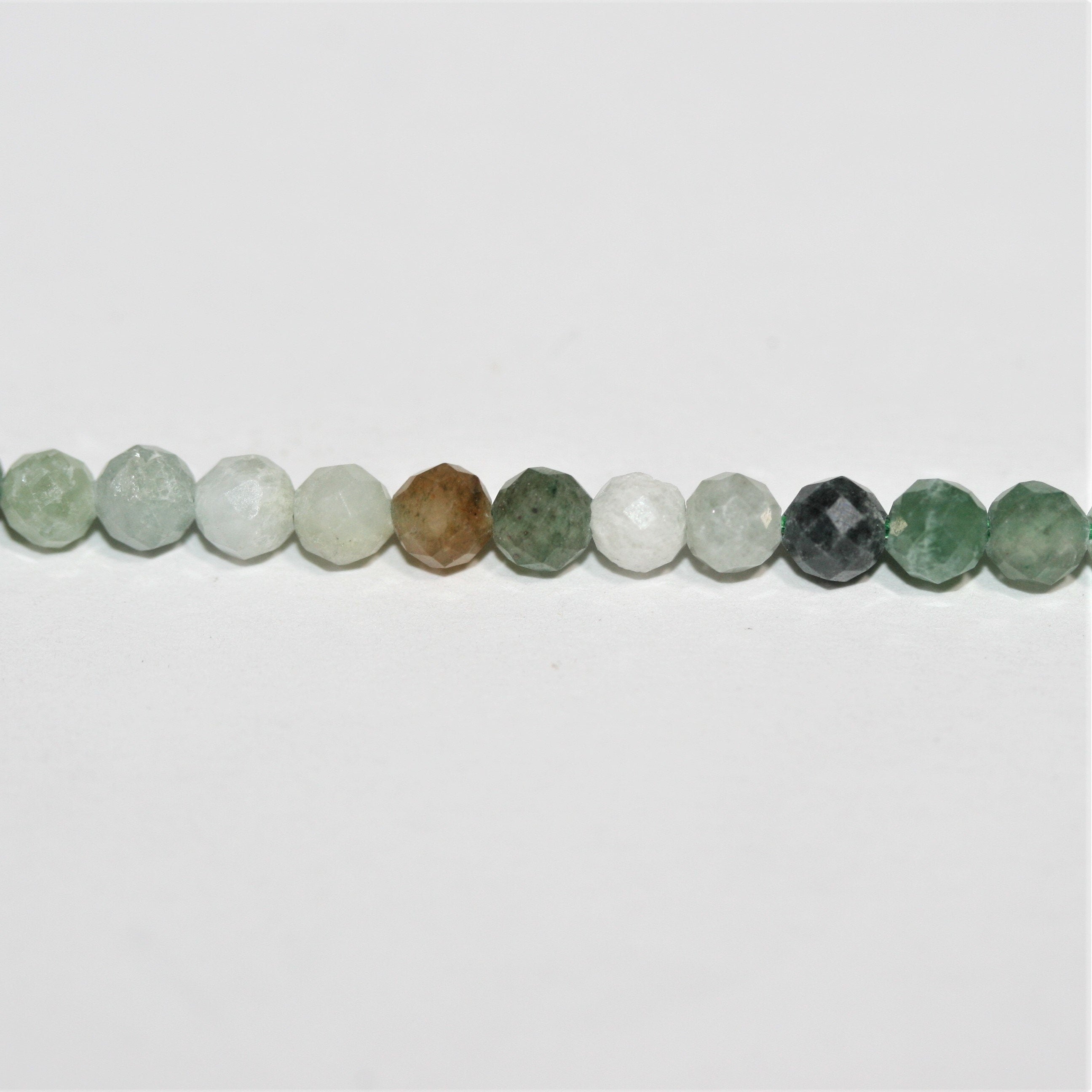 Perles rondes à facettes en jade de Sainte-Birmanie de 15 pouces, 4 mm - Brin de 39 cm.