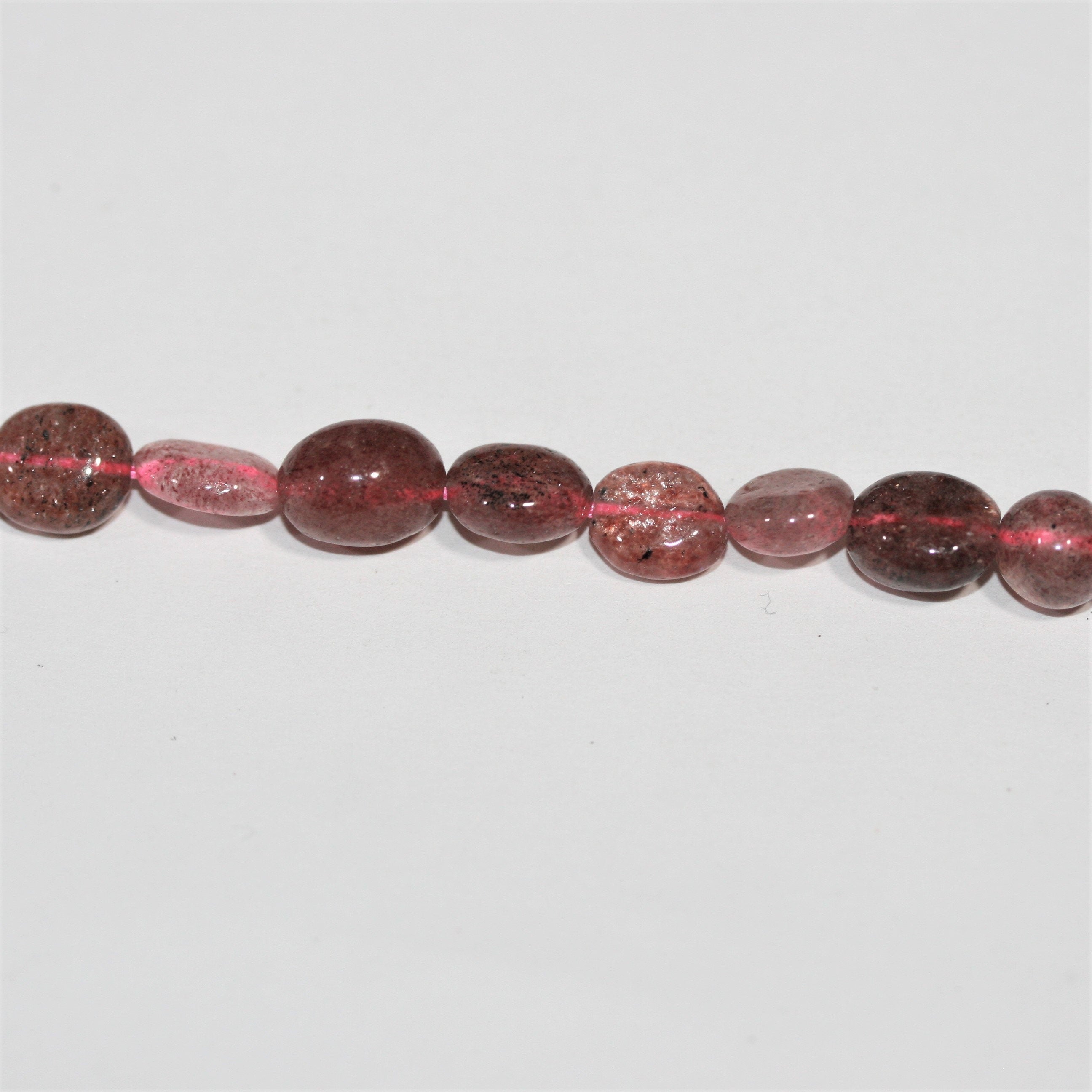 Perles de quartz St. Strawberry lisses en pépites de 8 à 10 mm, 15 pouces environ. Longueur du brin : 39 cm environ.
