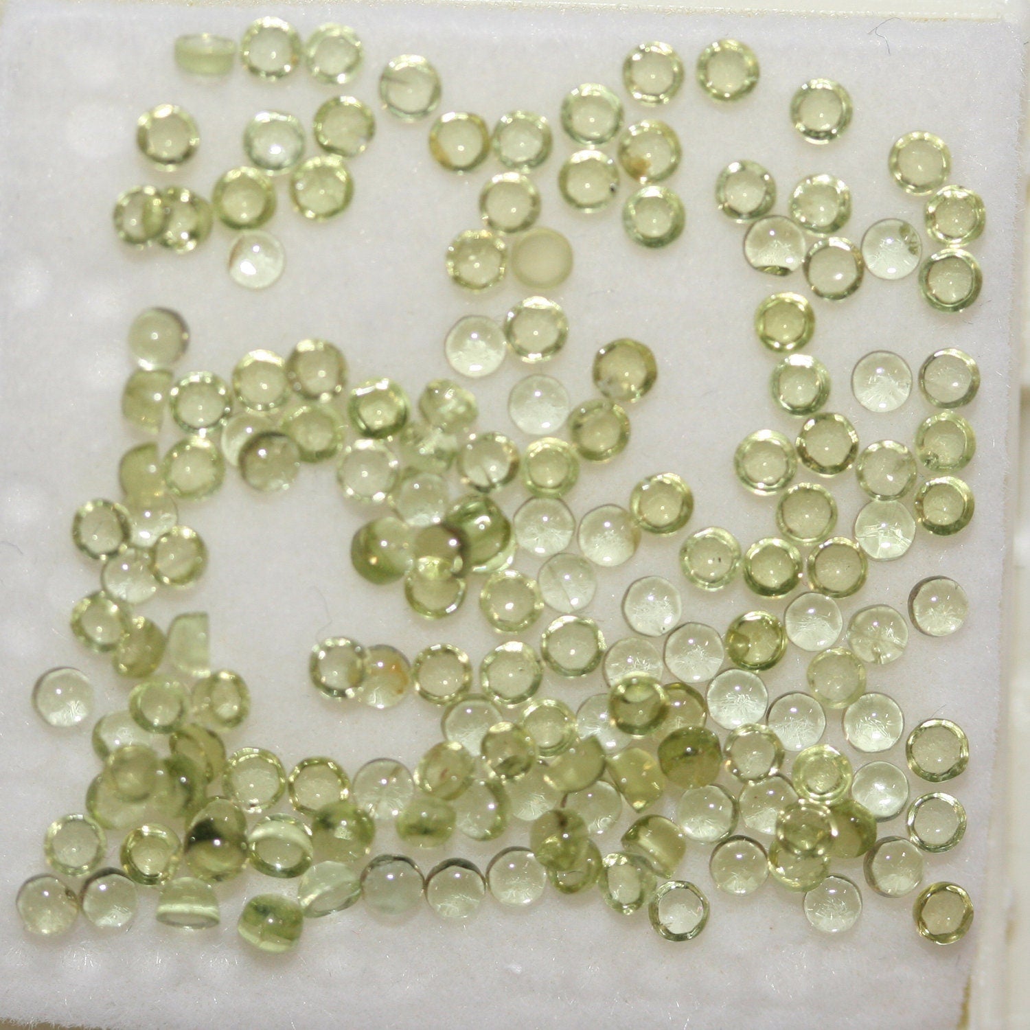 Lot Peridot Round Cabochon 2mm (10ct).