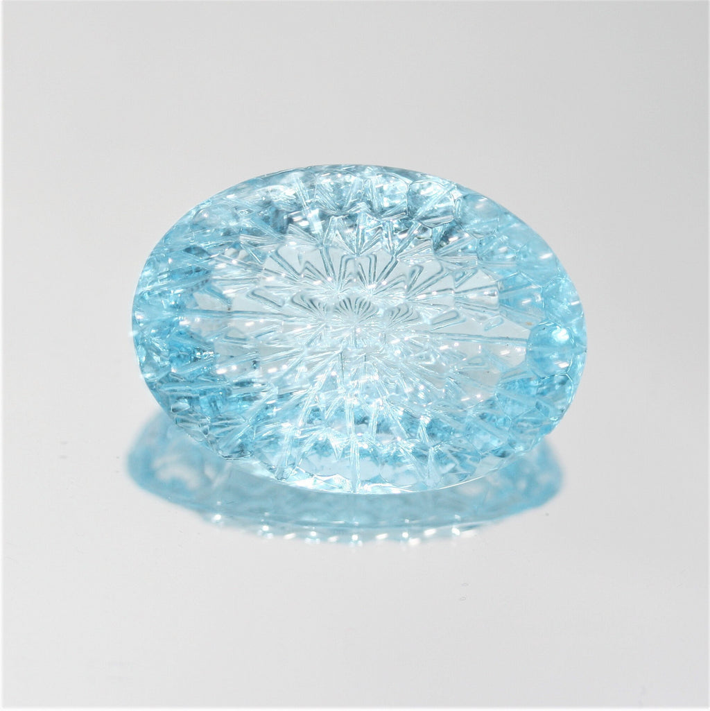 Topacio azul cielo ovalado tallado, talla única AAA, 27,2 x 19,4 x 10,8 mm (43,72 ct). Piedra con un tallado único y una forma realmente elegante.