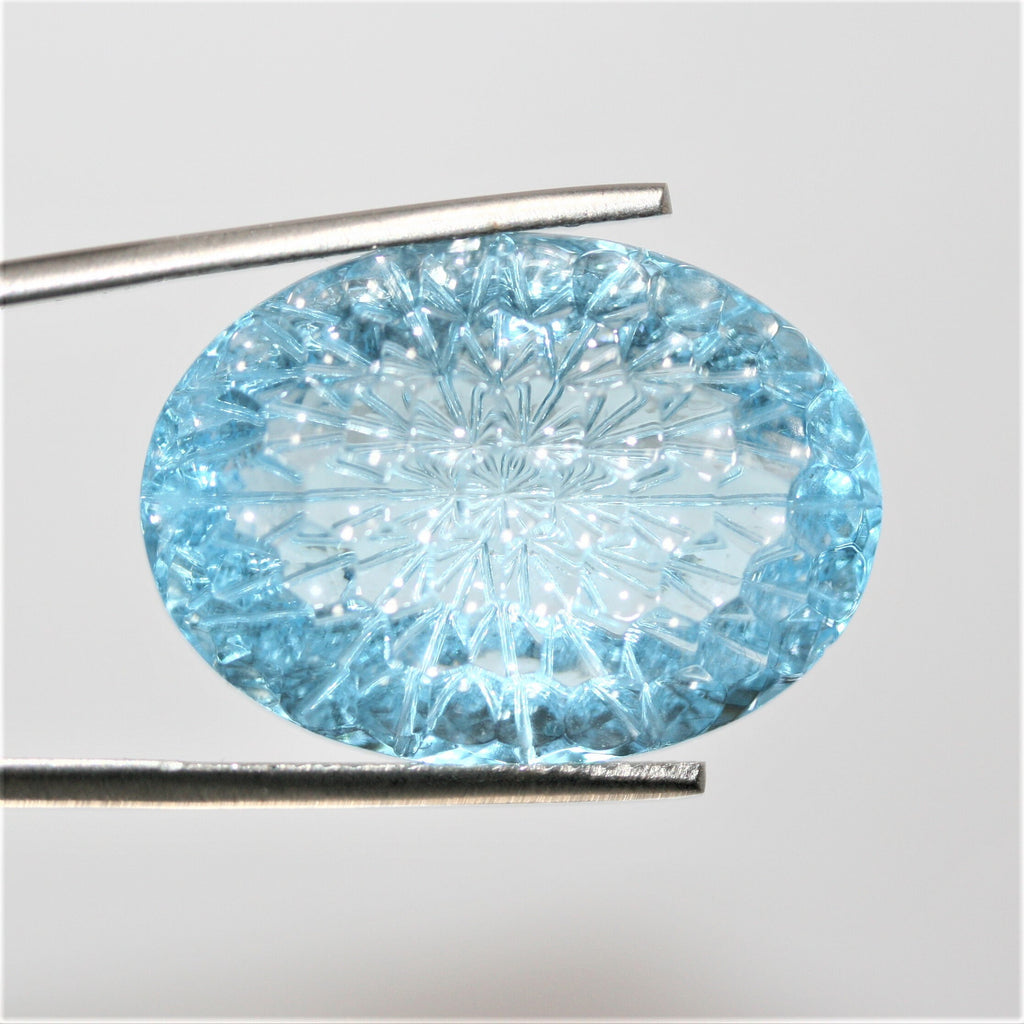 Topacio azul cielo ovalado tallado, talla única AAA, 27,2 x 19,4 x 10,8 mm (43,72 ct). Piedra con un tallado único y una forma realmente elegante.