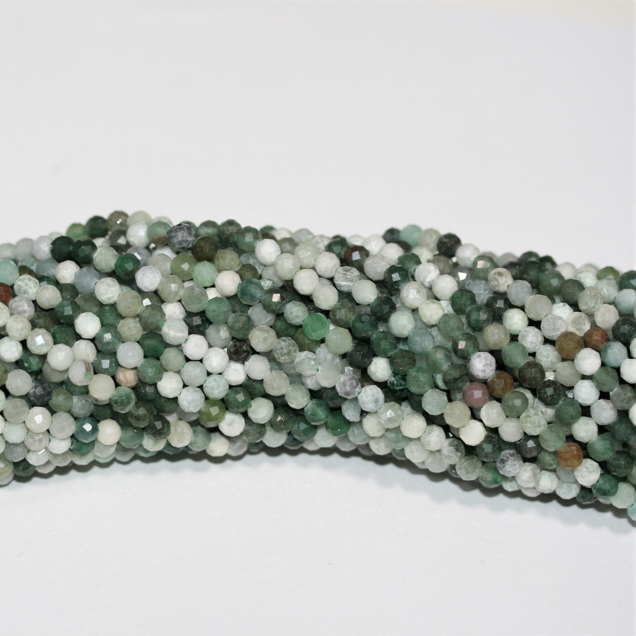 Perles rondes à facettes en jade de Sainte-Birmanie de 15 pouces, 4 mm - Brin de 39 cm.