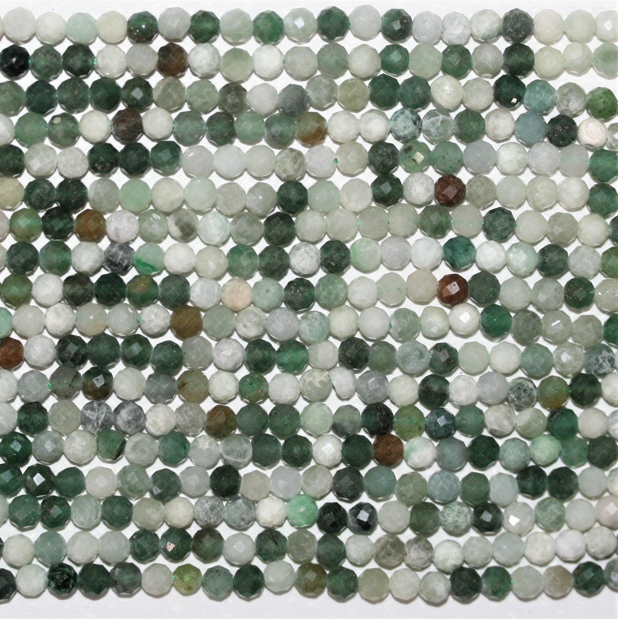 Perles rondes à facettes en jade de Sainte-Birmanie de 15 pouces, 4 mm - Brin de 39 cm.