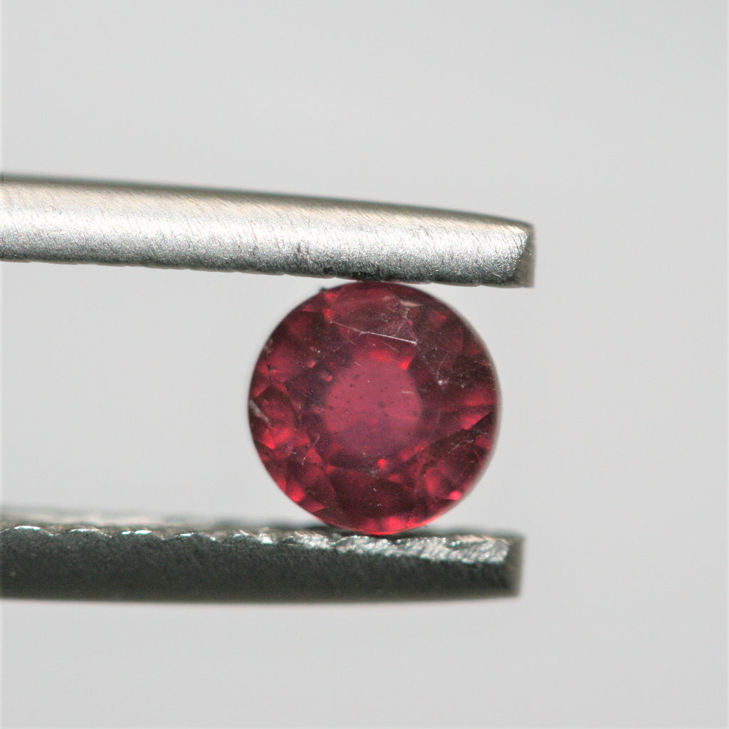 Lote de 4 rubíes facetados redondos de 5 mm. - 4 piezas