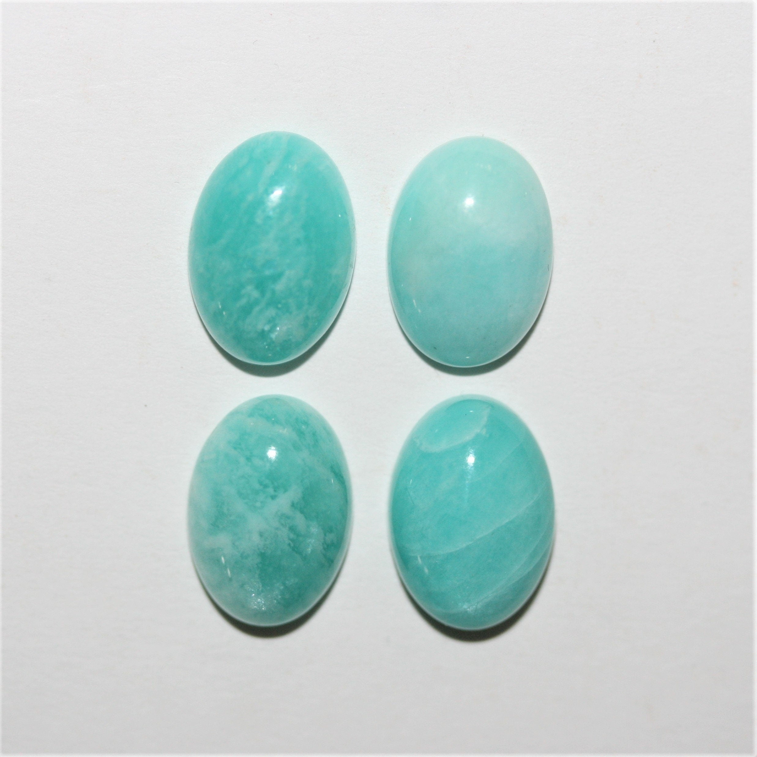 Lote de 4 cabujones ovalados de amazonita peruana (4 piezas) 10 x 14 mm.