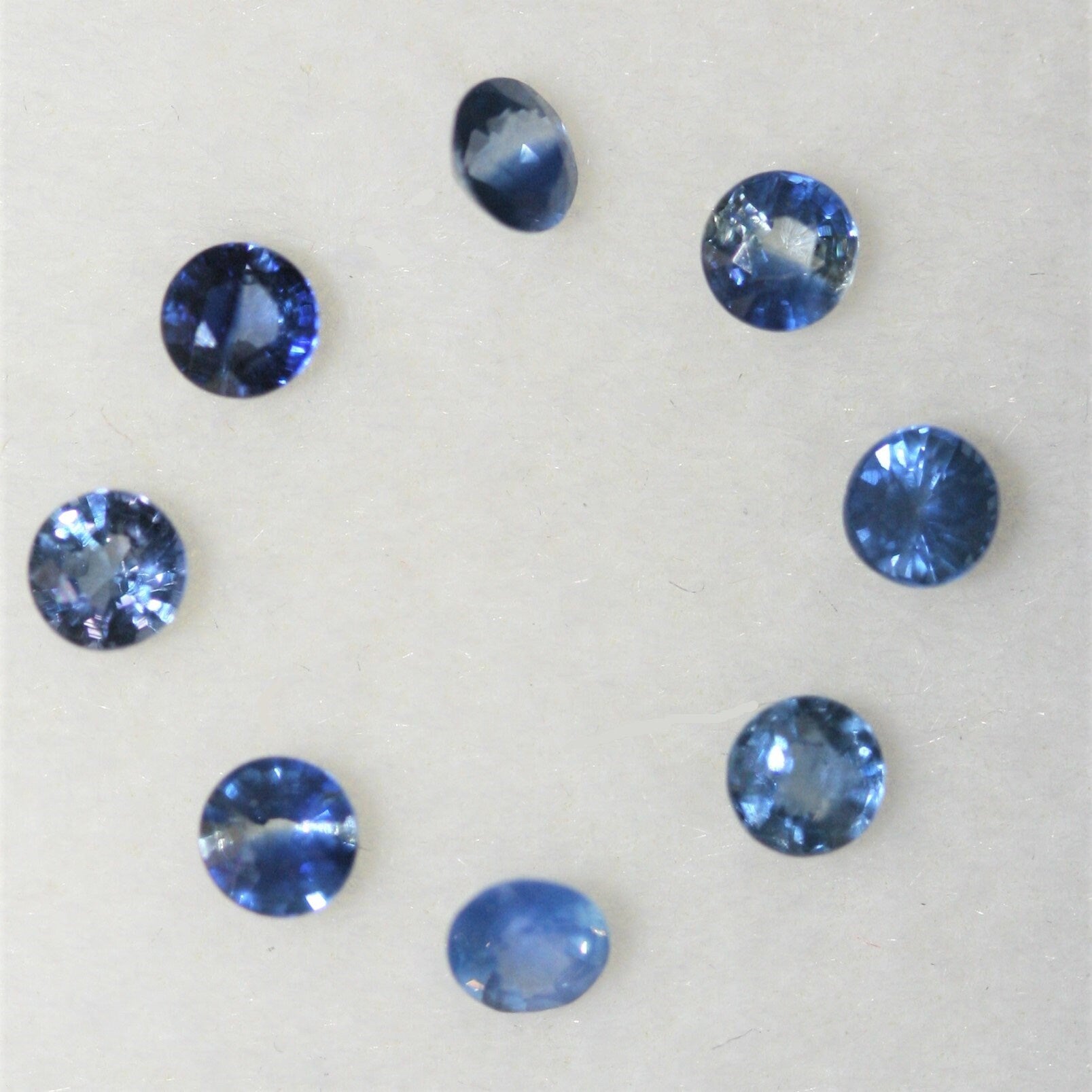 Lote de 8 zafiros azules naturales AAA de 2,6-2,8 mm. Talla brillante redonda. Piedras preciosas al por mayor. Piedras naturales para joyería.