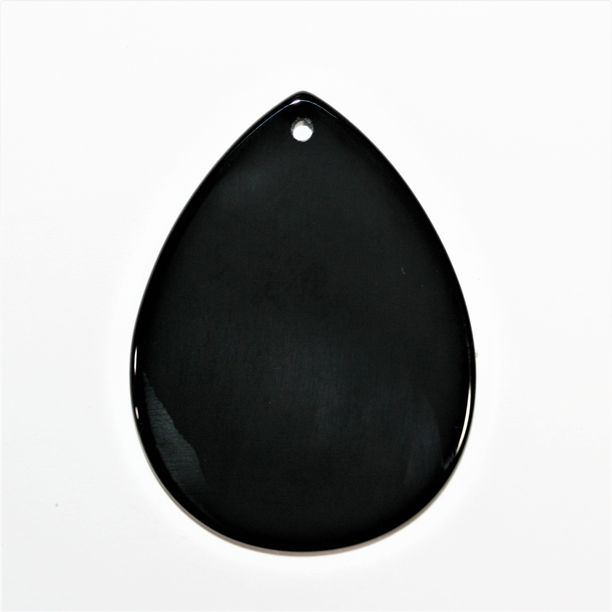 Pendentif en onyx lisse et plat en forme de goutte 40x30mm.