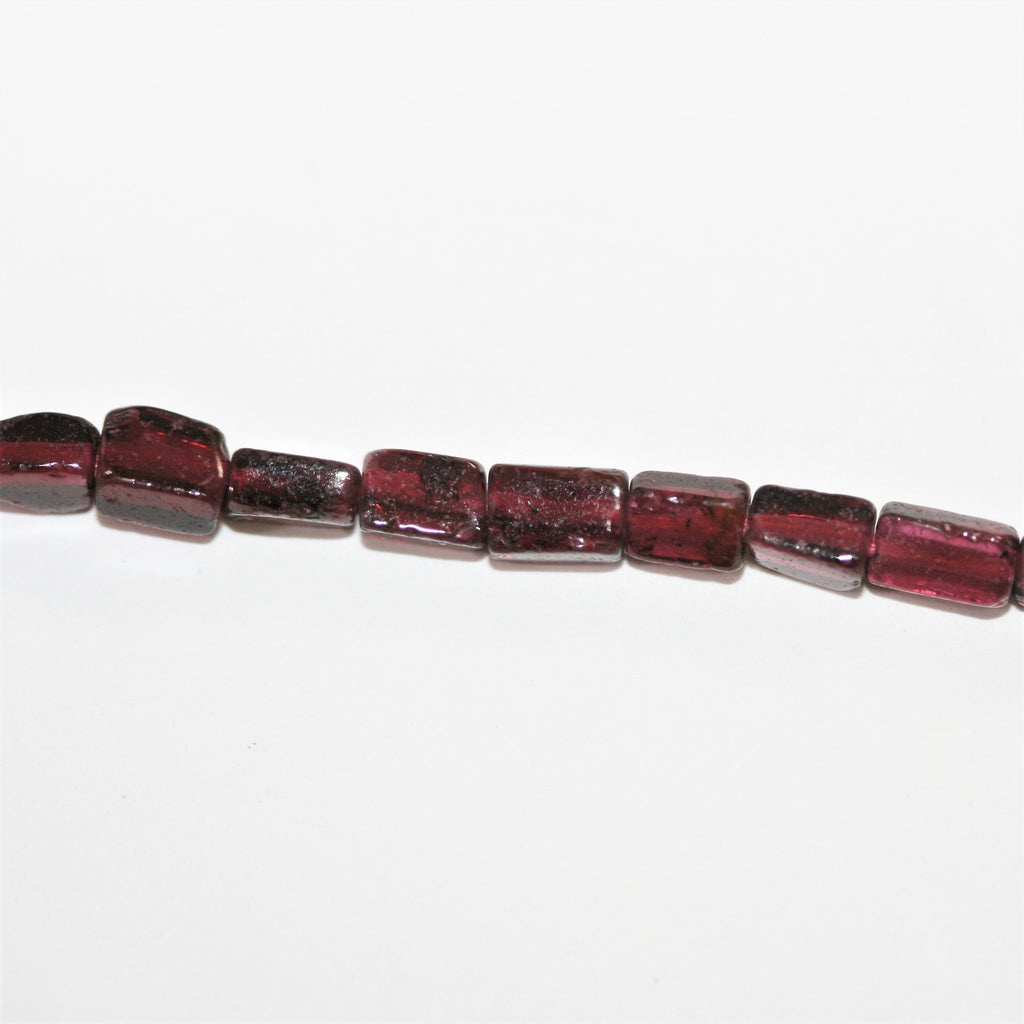 Perles de grenat prismatiques lisses 6x4mm environ - Fil de 36cm.