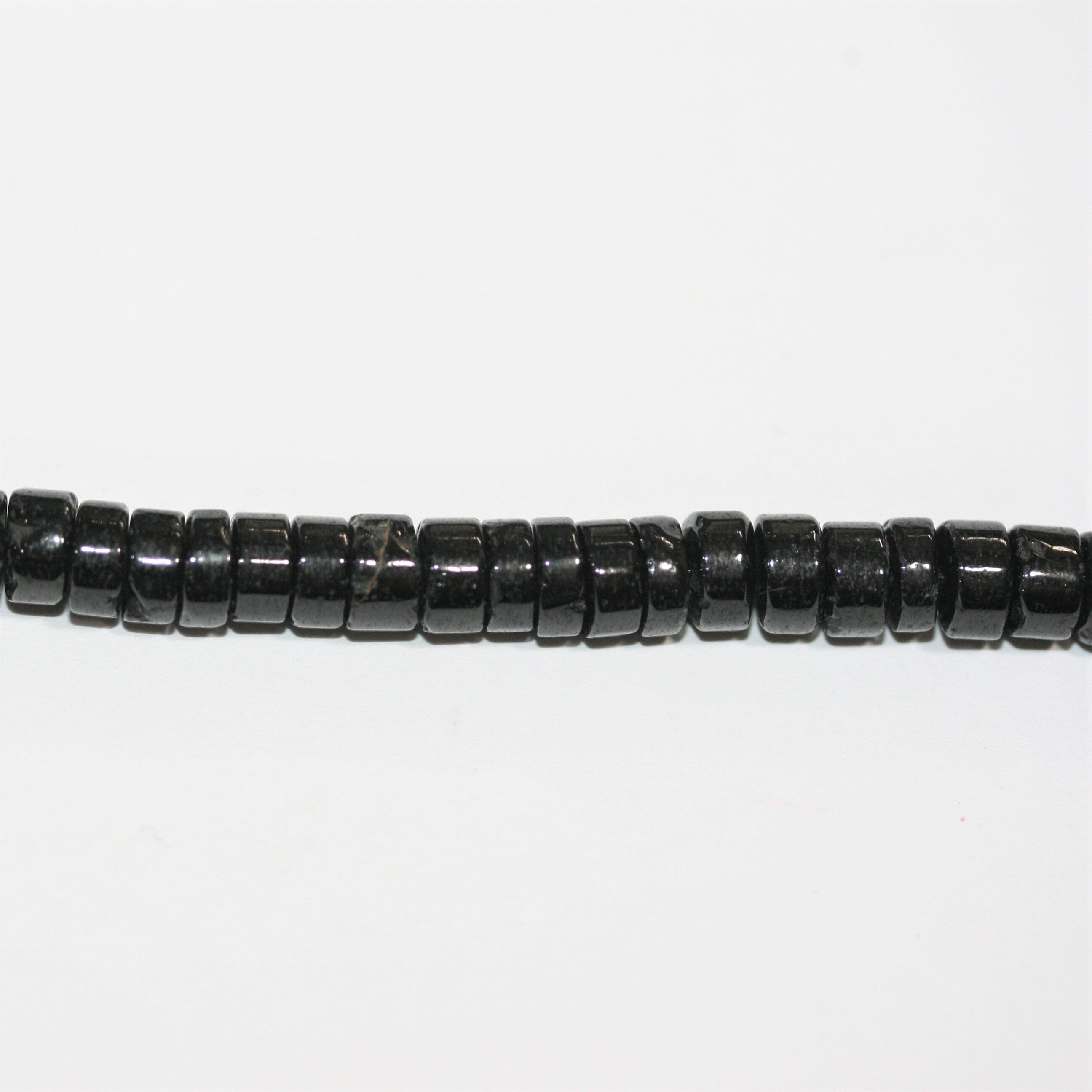 Perles rondes lisses en spinelle St de 14 pouces (6 x 3 mm). Longueur approximative du brin : 36 cm.