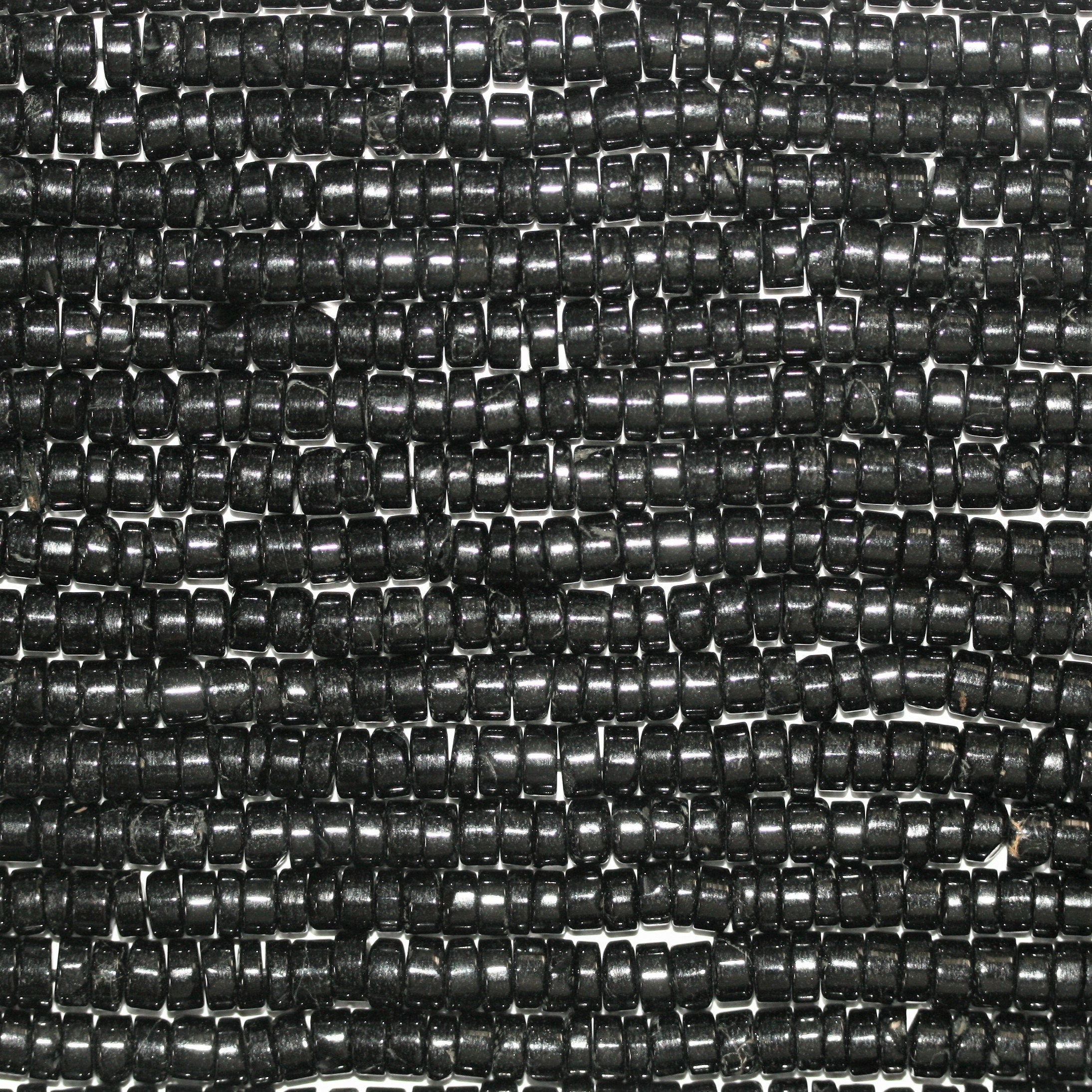 Perles rondes lisses en spinelle St de 14 pouces (6 x 3 mm). Longueur approximative du brin : 36 cm.