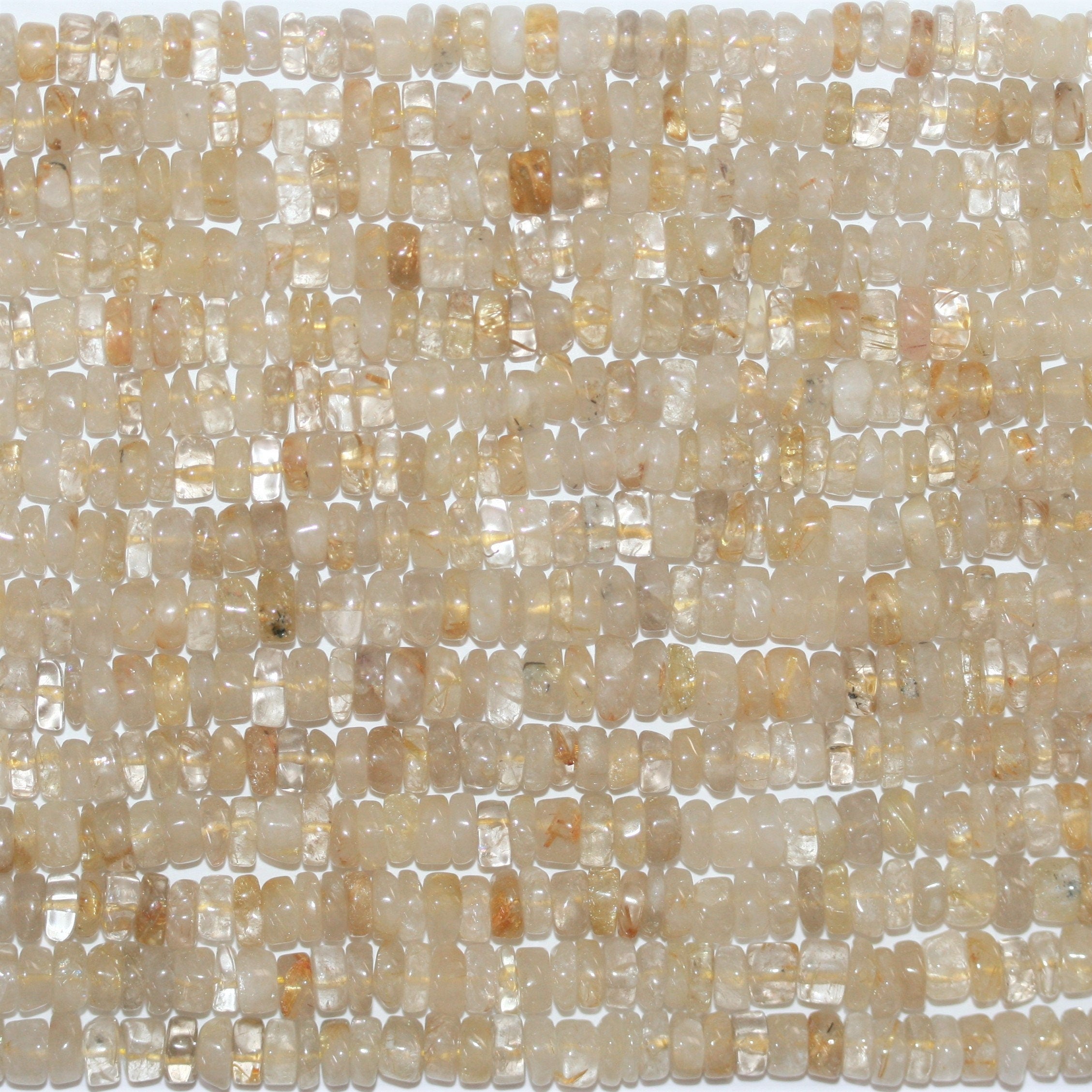 Perles de quartz rutile lisses en forme de disque de 14 pouces (6 x 3 mm). Longueur approximative du brin : 35 cm.