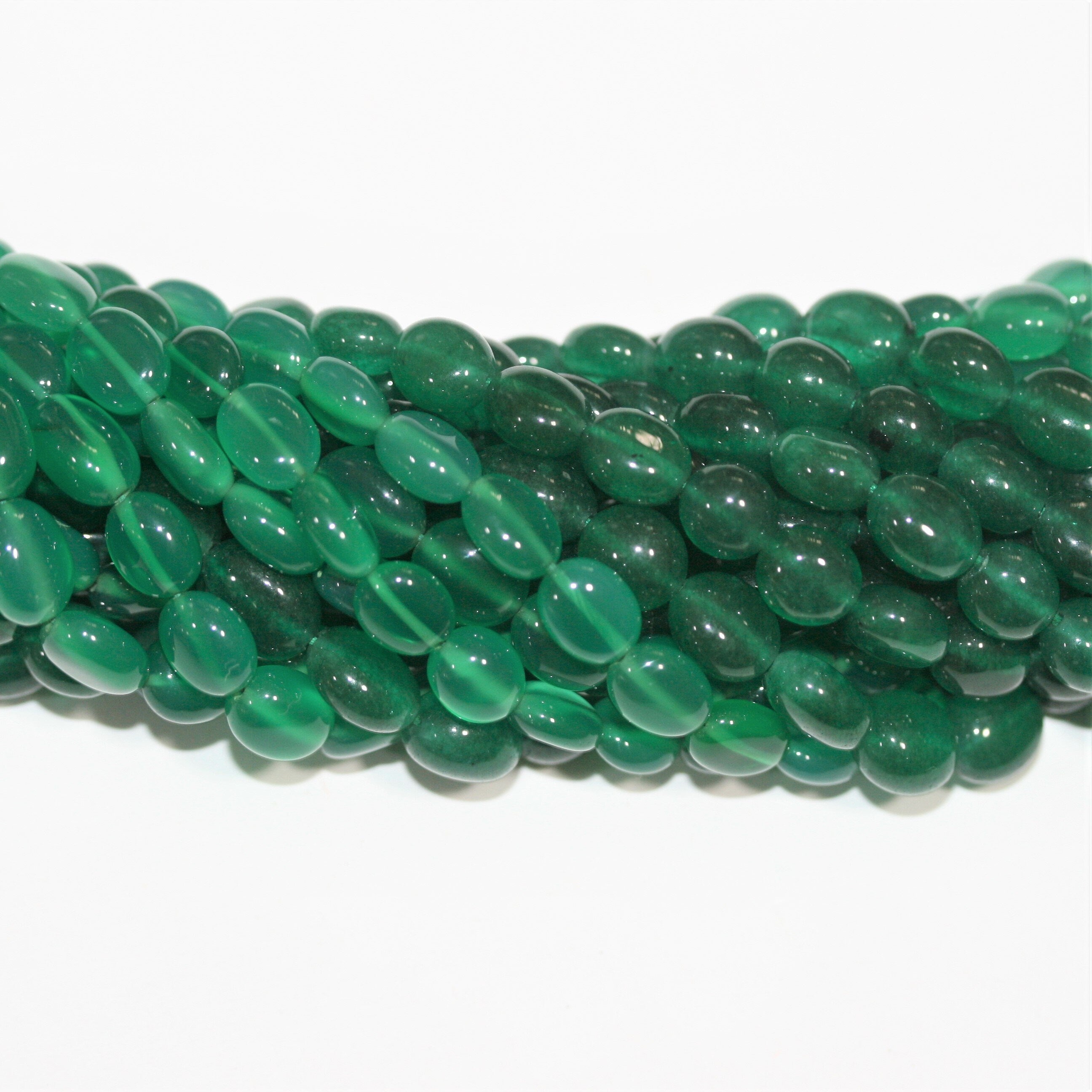 Perles ovales lisses en onyx vert 9x7mm. Longueur approximative du fil : 33 cm.