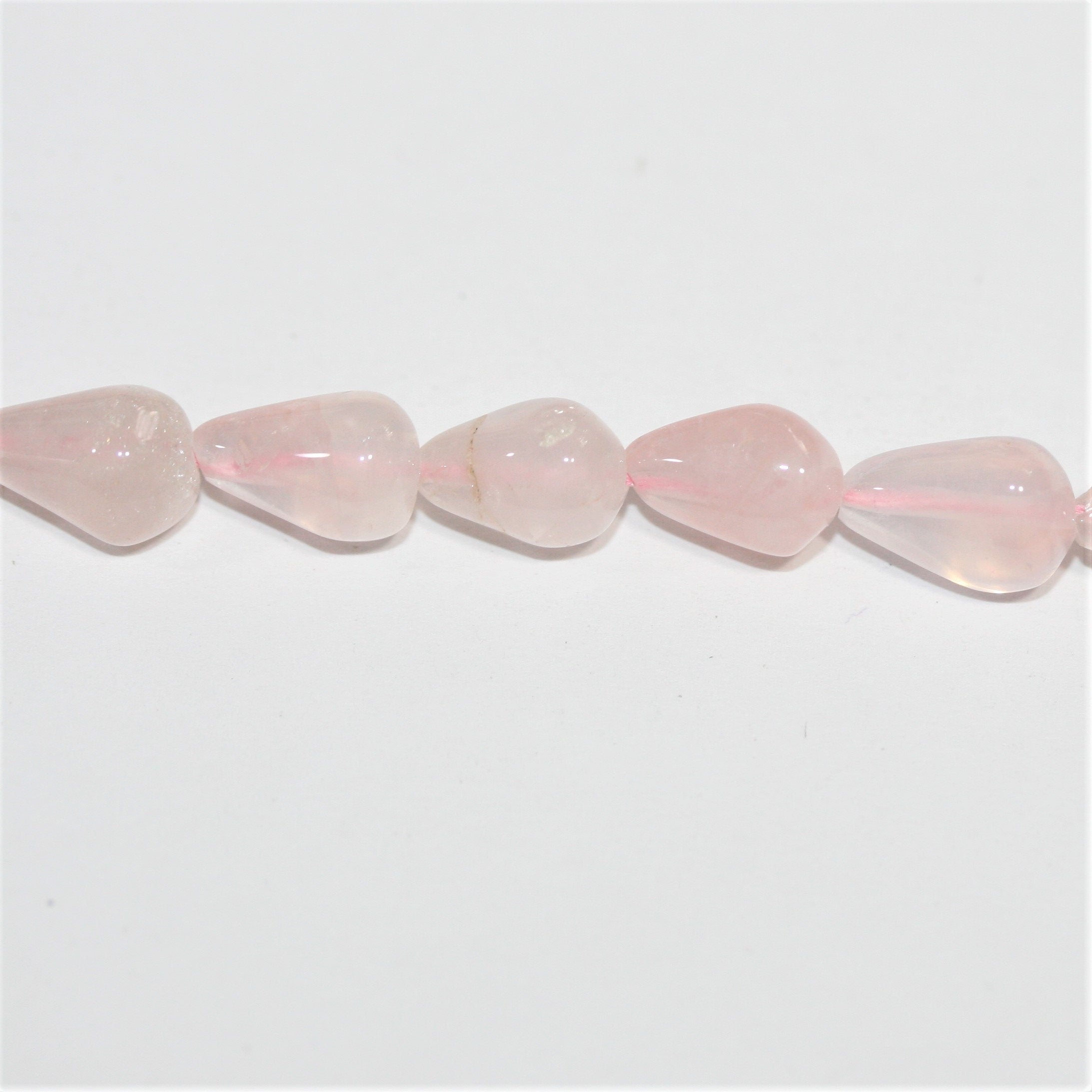 Perles en quartz rose lisses en forme de goutte, 10 x 6 mm environ - Longueur du brin : 36 cm.