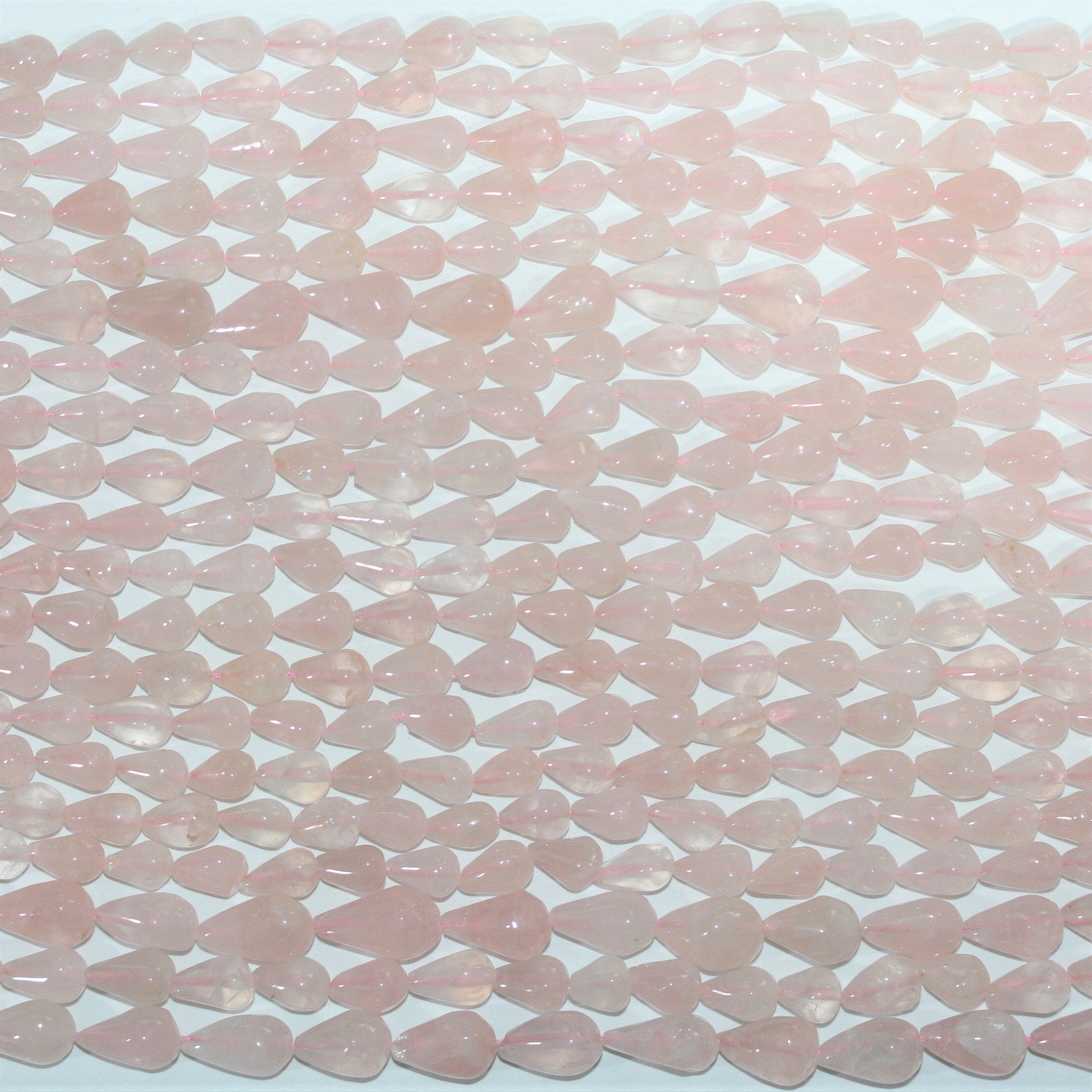 Perles en quartz rose lisses en forme de goutte, 10 x 6 mm environ - Longueur du brin : 36 cm.