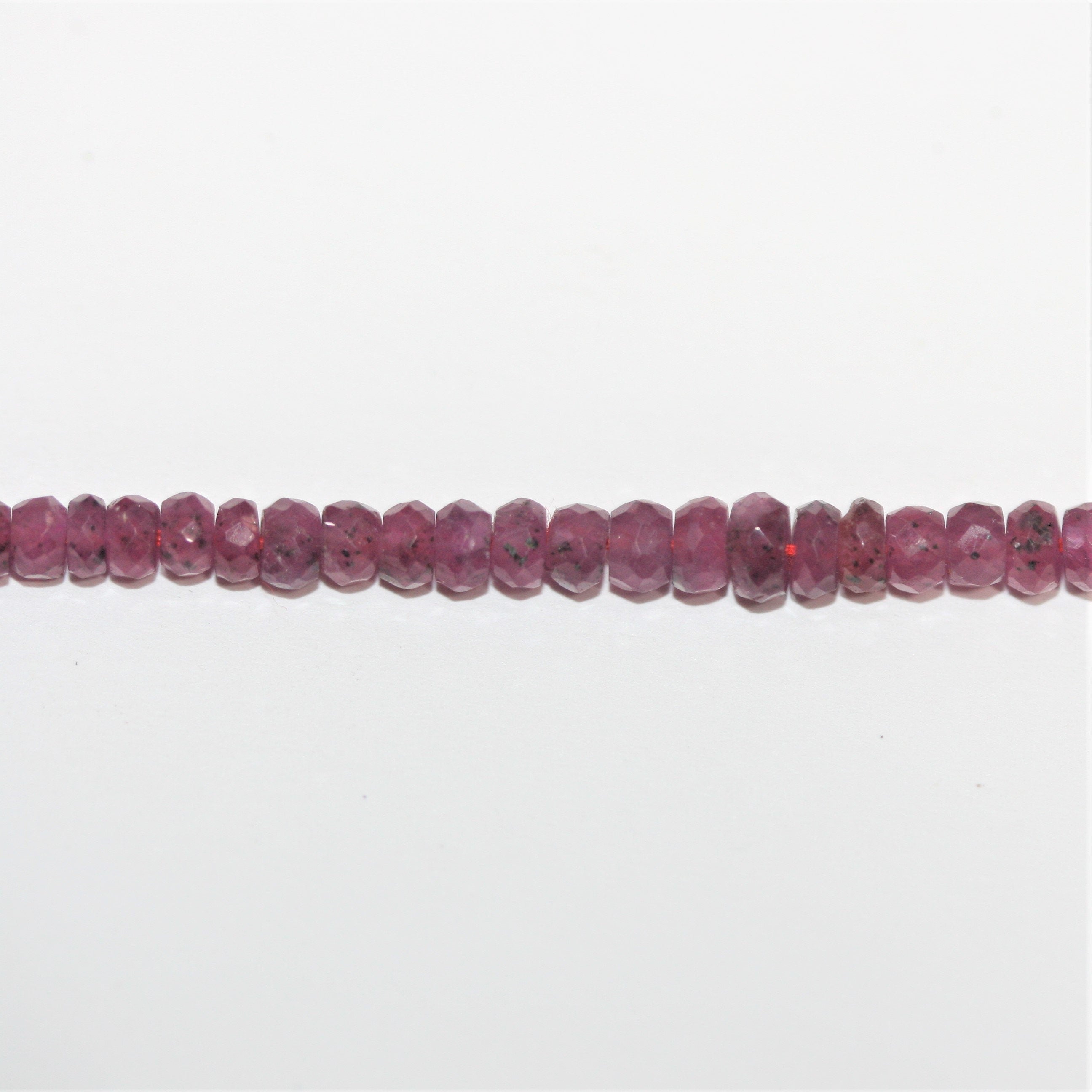 Cuentas redondas facetadas graduadas de rubí St. de 17", 2,5 x 1,5 - 3,5 x 2,5 mm, tira de 44 cm.