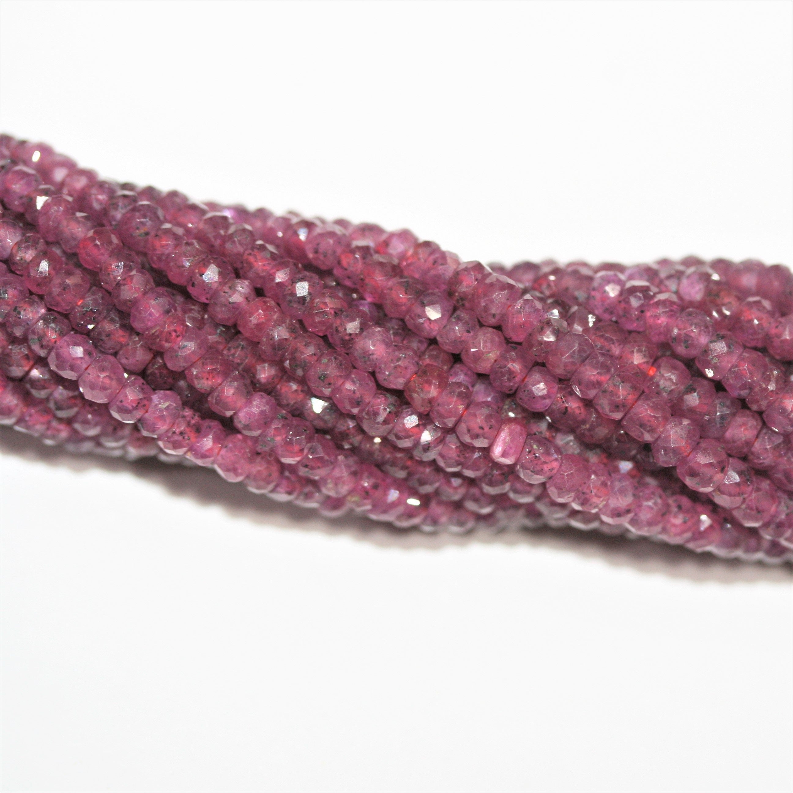 Cuentas redondas facetadas graduadas de rubí St. de 17", 2,5 x 1,5 - 3,5 x 2,5 mm, tira de 44 cm.