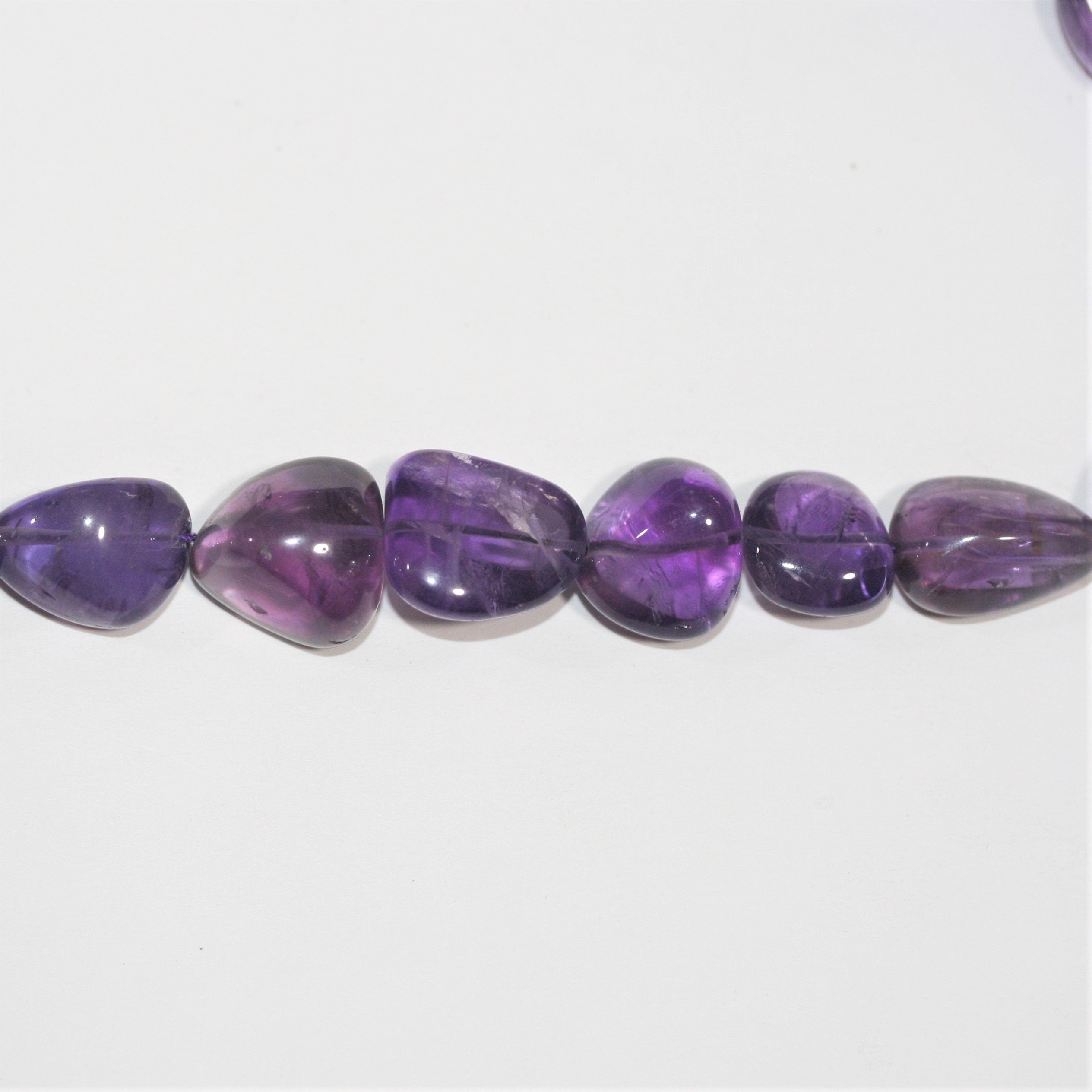 Cuentas de pepitas lisas de amatista Santa de 22", 8-20 mm. Aprox. - Hilo de 56 cm.