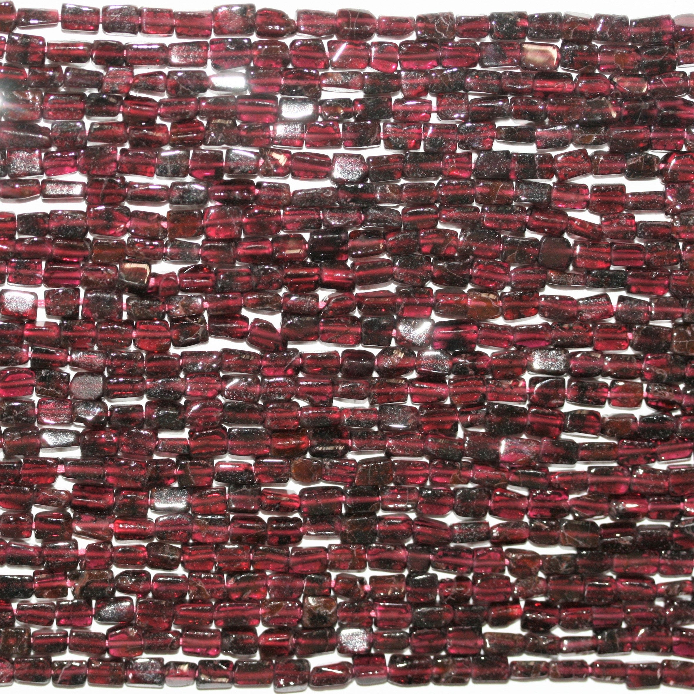 Perles de grenat prismatiques lisses 6x4mm environ - Fil de 36cm.