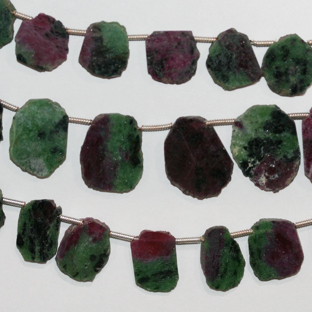 Perles ovales plates et lisses irrégulières en zoïsite rubis St de 20 cm (8 pouces), de 12 à 20 mm. Longueur du fil : environ 20 cm.