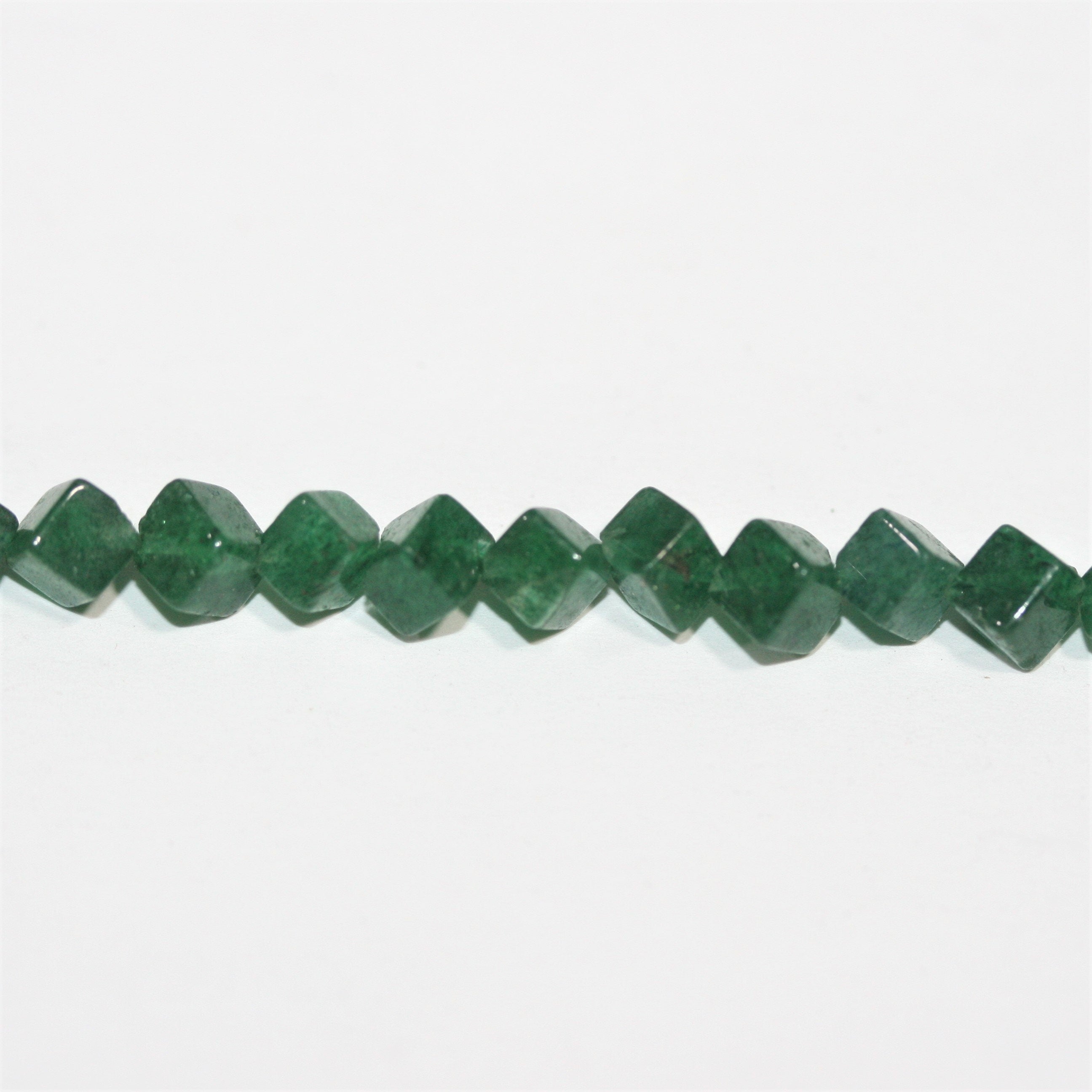 14" Perles cubiques lisses en aventurine St. Green 4,5-5 mm.- Brin 37 cm.