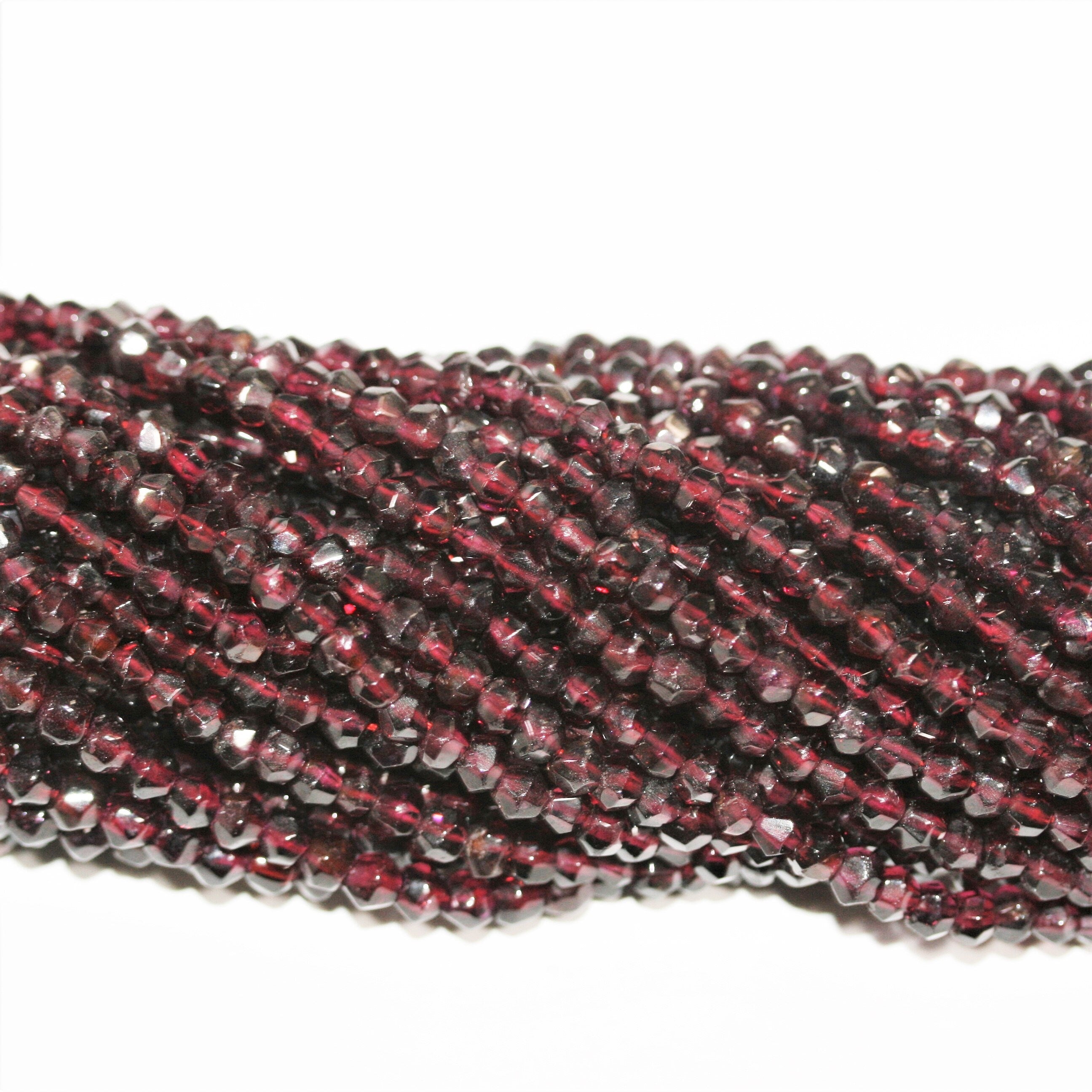 Perles cylindriques à facettes en grenat de 14 pouces, 4-5 mm - Brin de 36 cm.