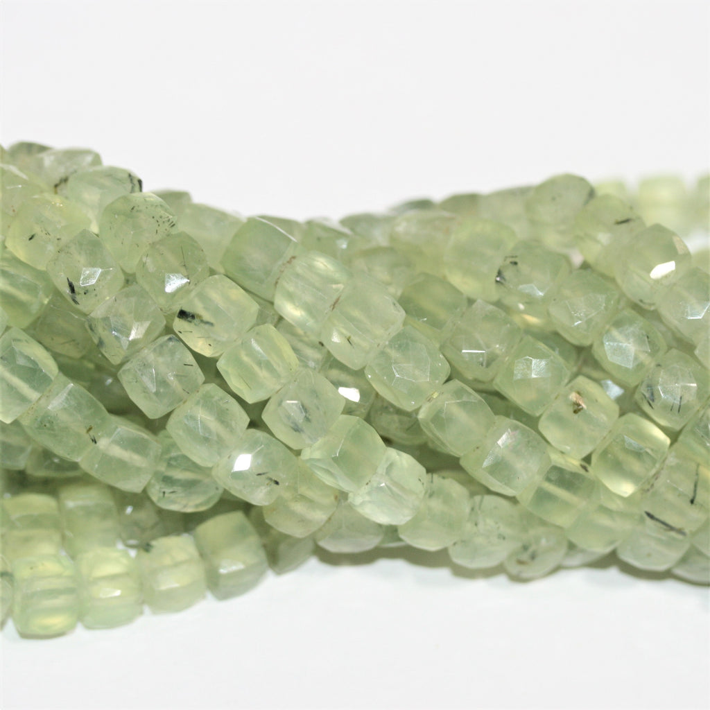 Perles cubiques à facettes en préhnite de 9 pouces, 7-8 mm - Fil de 23 cm.