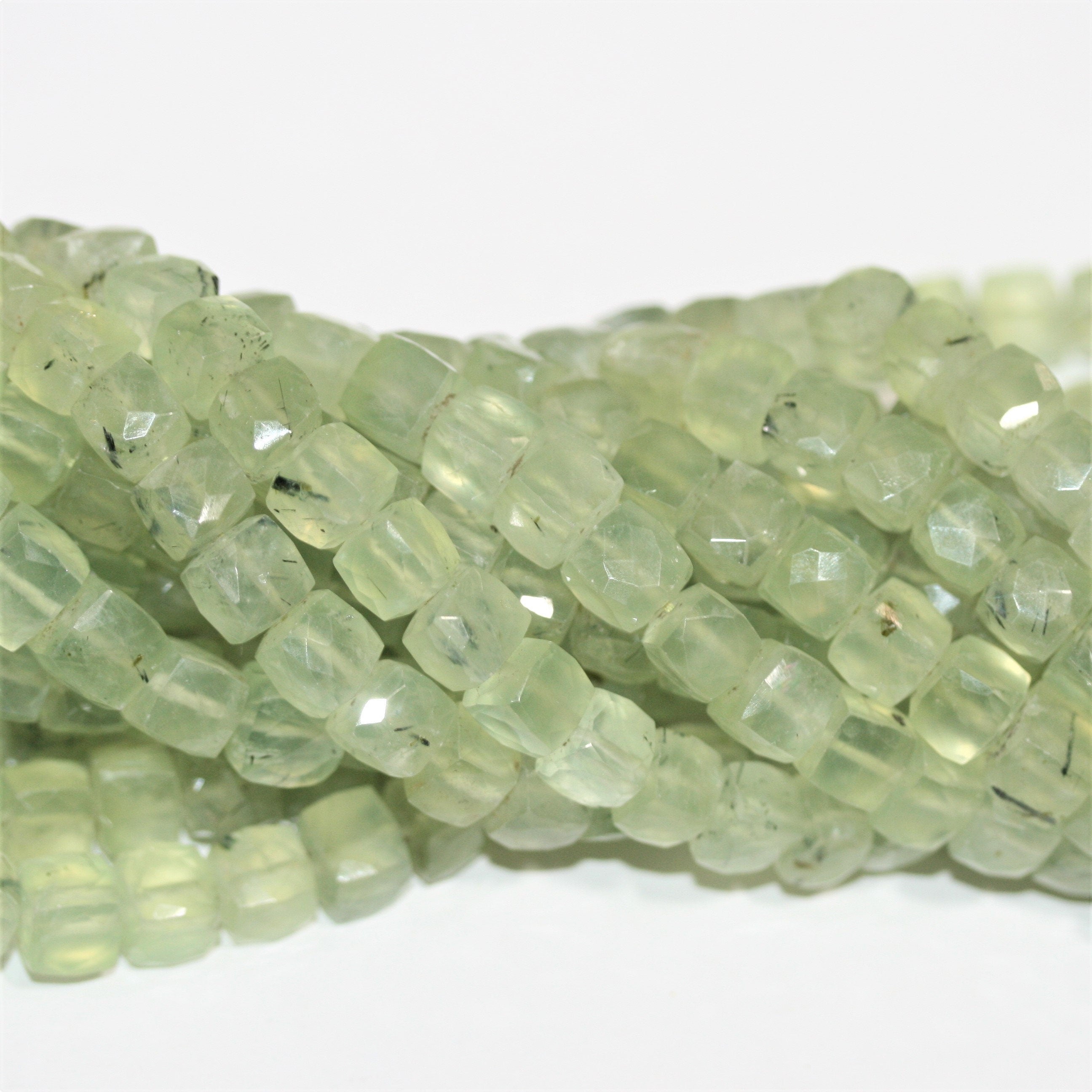 Perles cubiques à facettes en préhnite de 9 pouces, 7-8 mm - Fil de 23 cm.